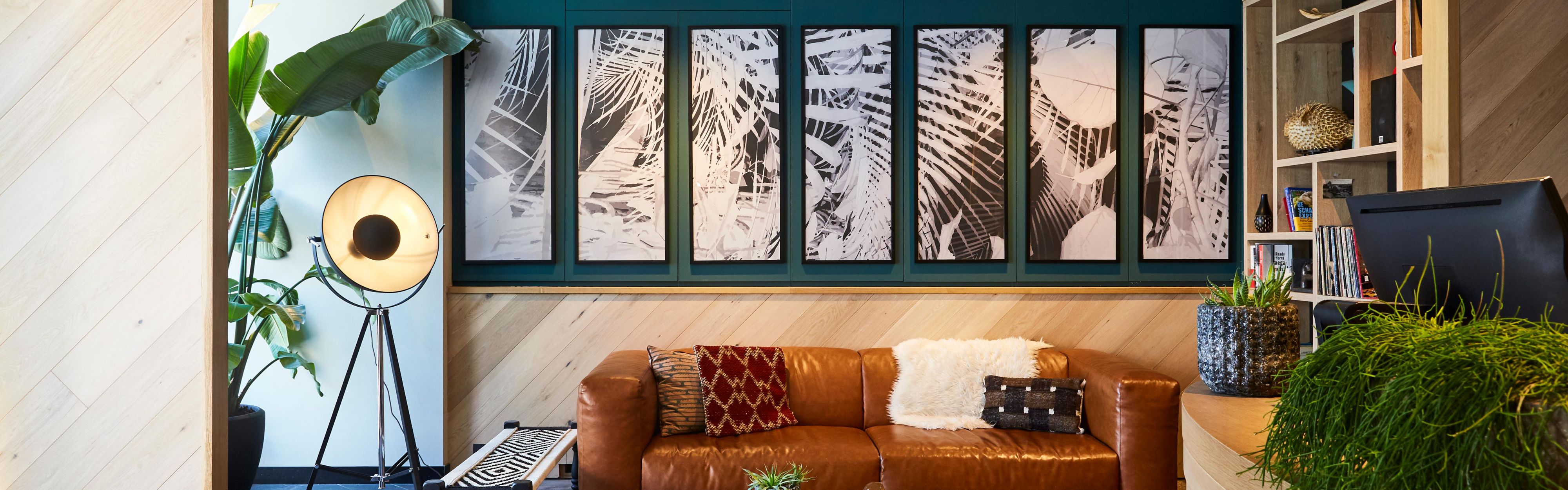 $hotelInfo.mediaDetails.welcomePhotos.primaryPhoto.caption}