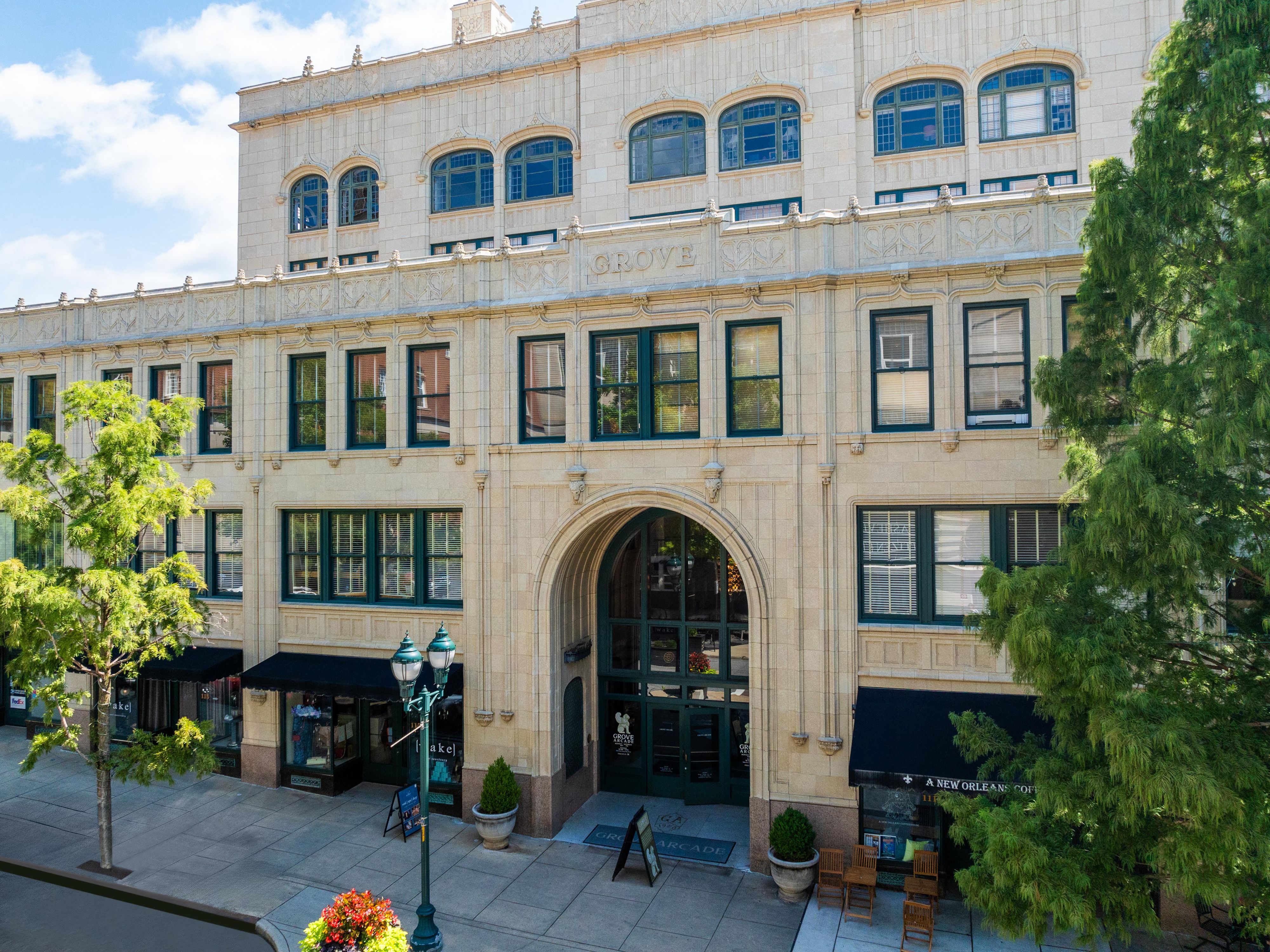 Discover Asheville's vibrant culture with award-winning dining, breweries and shops, steps from our downtown hotel. Enjoy concerts at Harrah's Cherokee Center - Asheville or explore the historic Grove Arcade's art, shopping and dining. Outdoor adventures await at Blue Ridge Parkway, French Broad Overlook and Biltmore Estate, just minutes away.