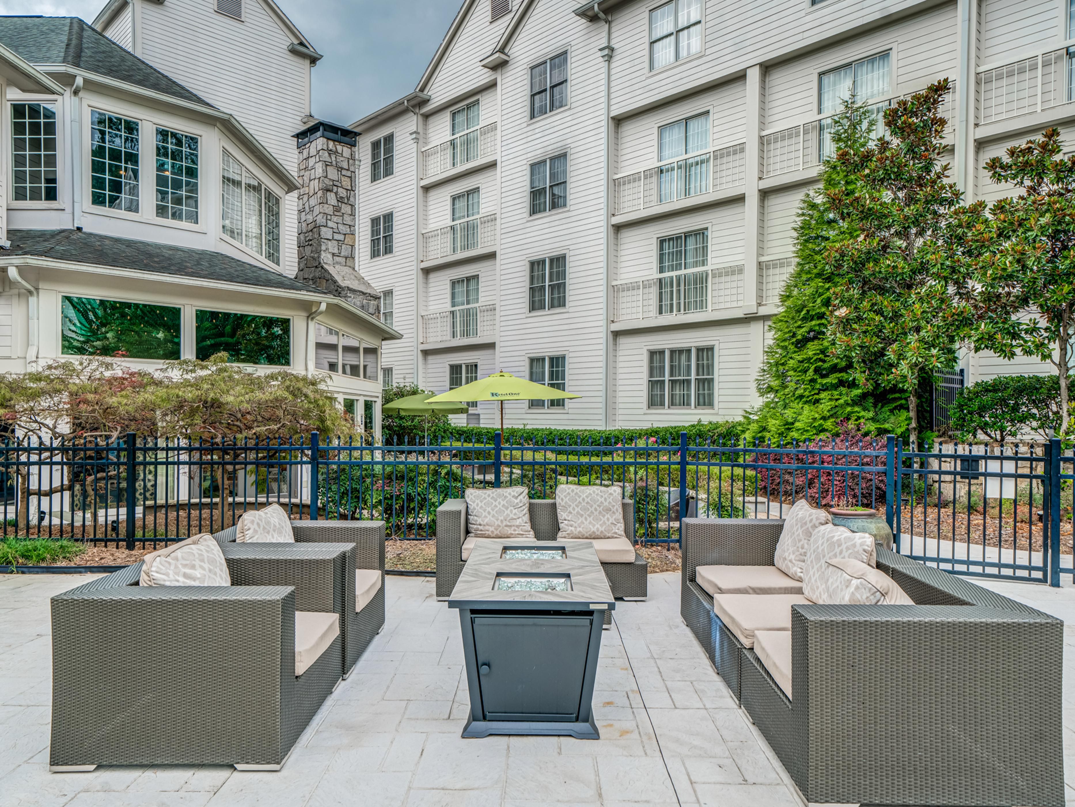 Sitting Area at Hotel Indigo Atlanta - Vinings Galleria