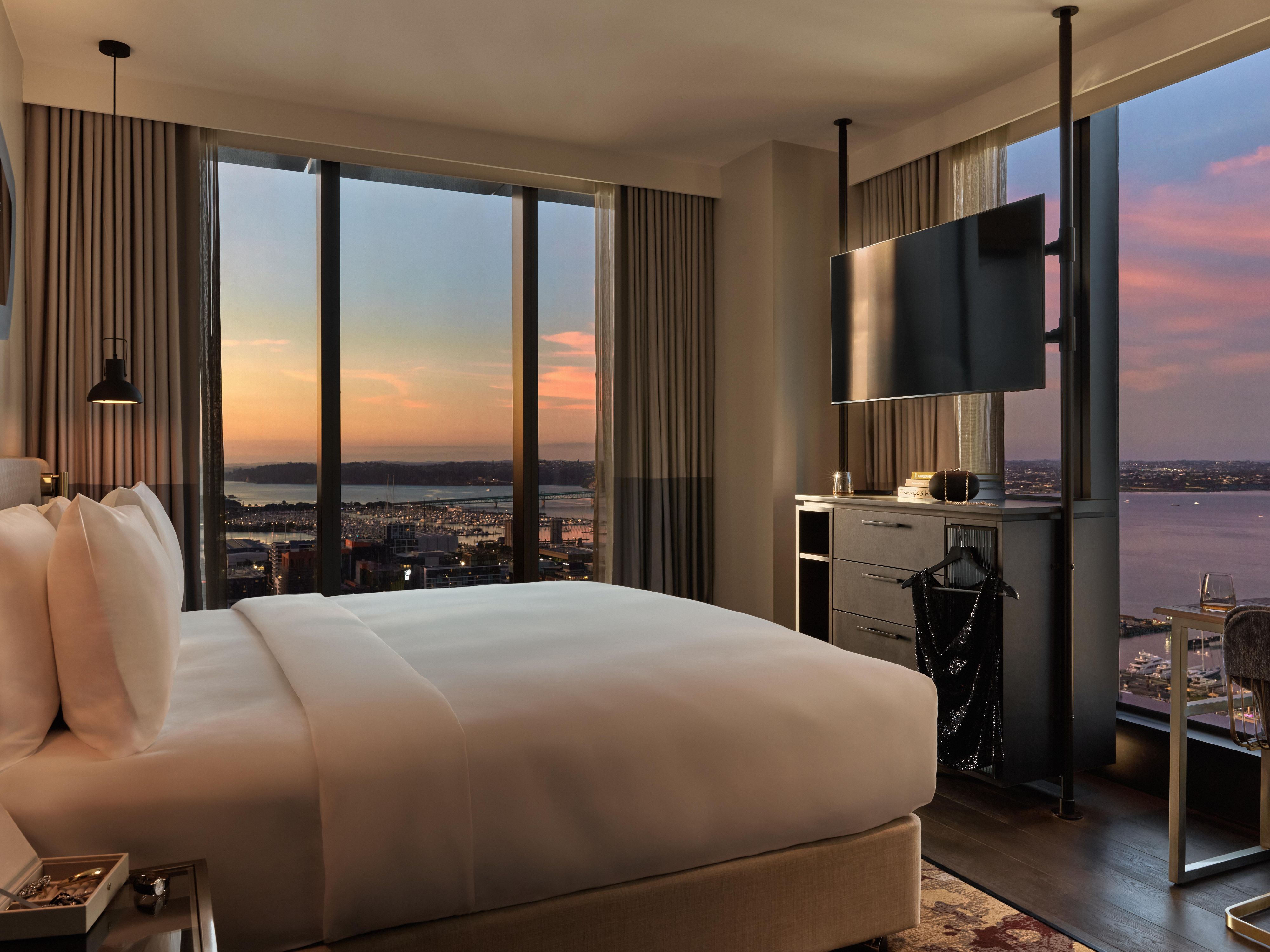 King Corner Harbour View High Floor