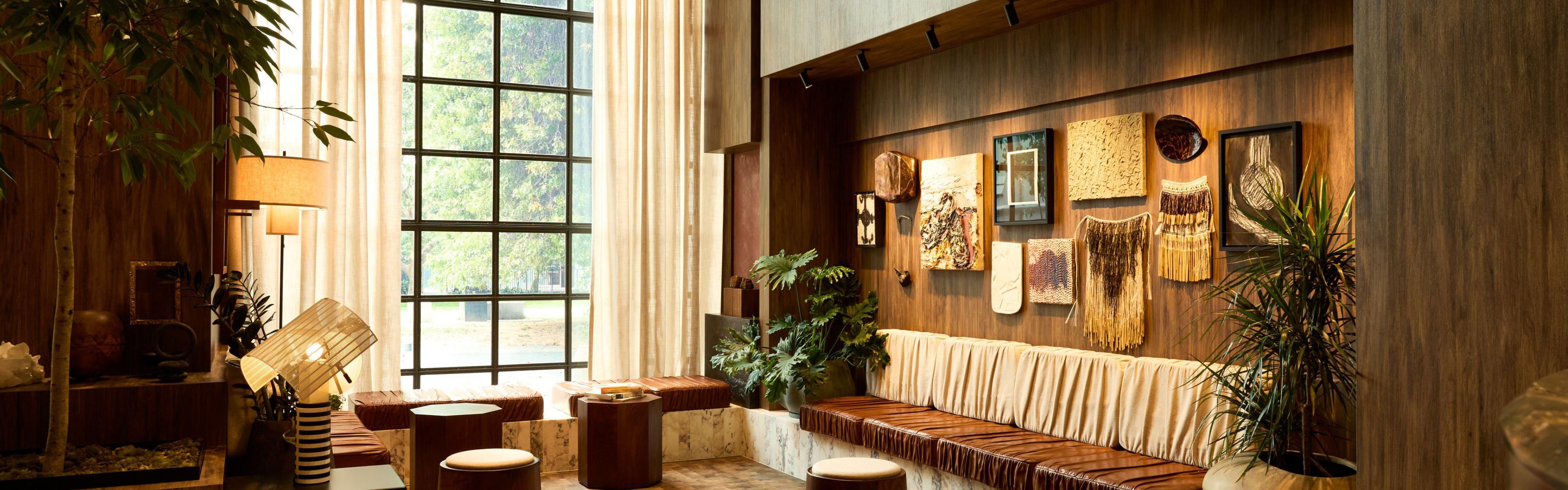 $ hotelInfo.mediaDetails.welcomePhotos.primaryPhoto.caption}