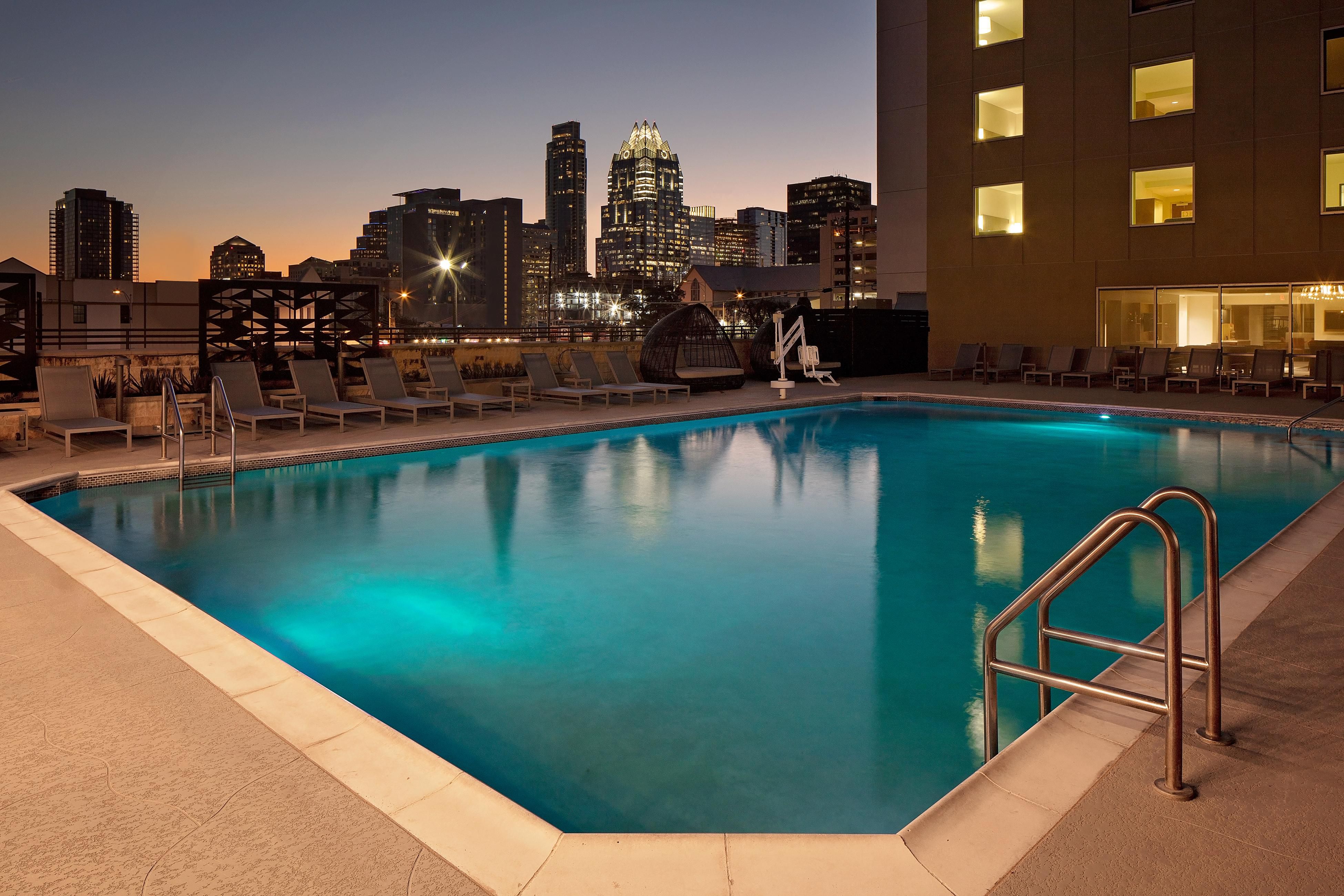 You are going to love our heated outdoor swimming pool! Take in beautiful views of Downtown Austin as you relax by our balcony pool. Open all year and every day from 6:00 AM to 10:00 PM.