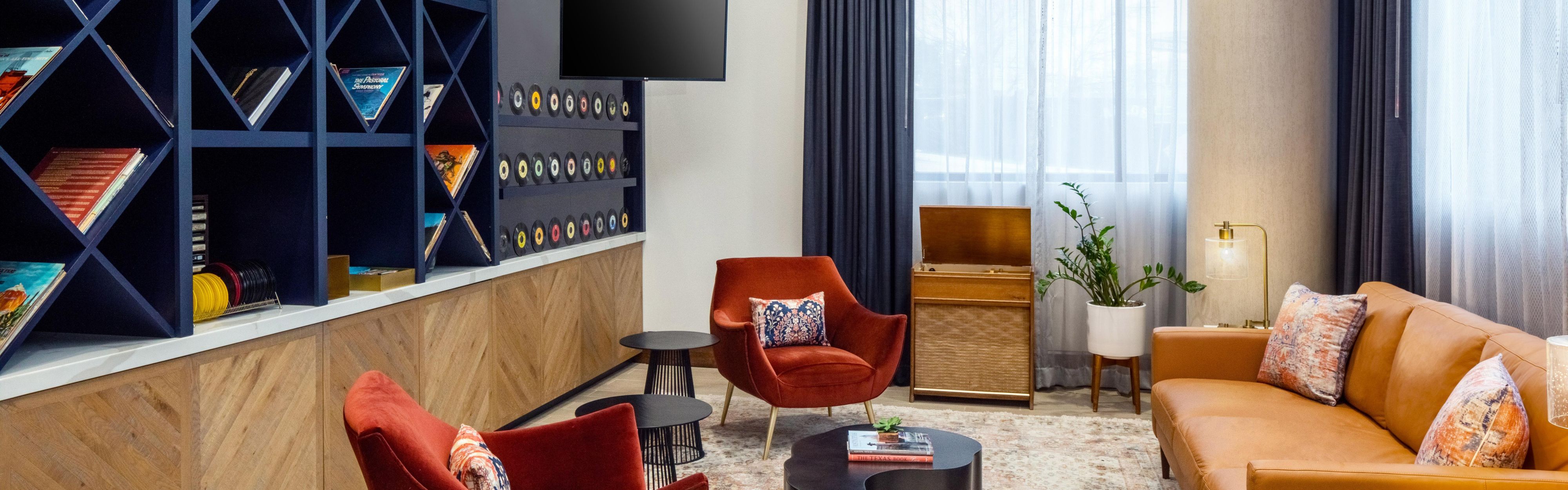 $hotelInfo.mediaDetails.welcomePhotos.primaryPhoto.caption}