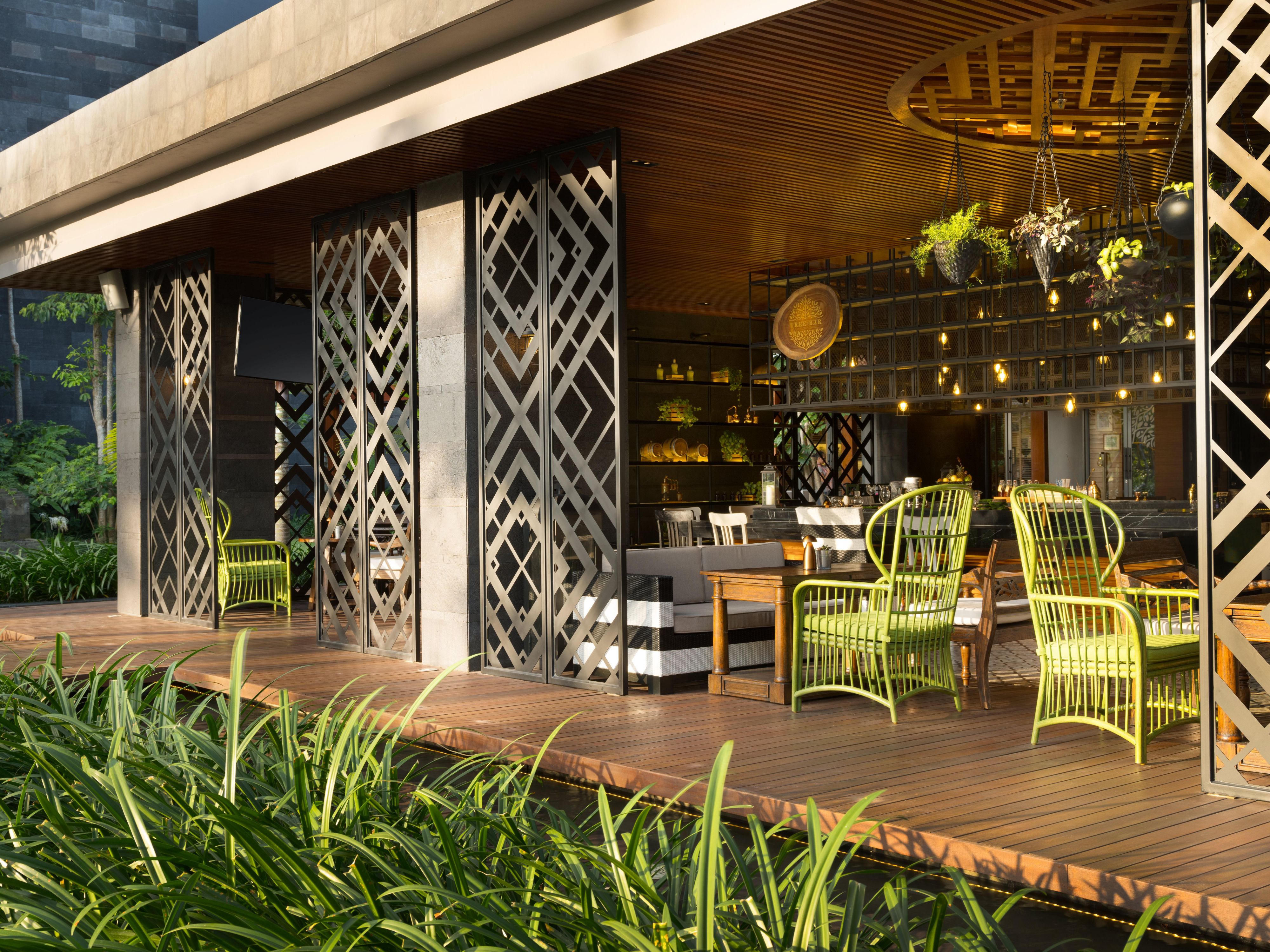 Bar and Lounge