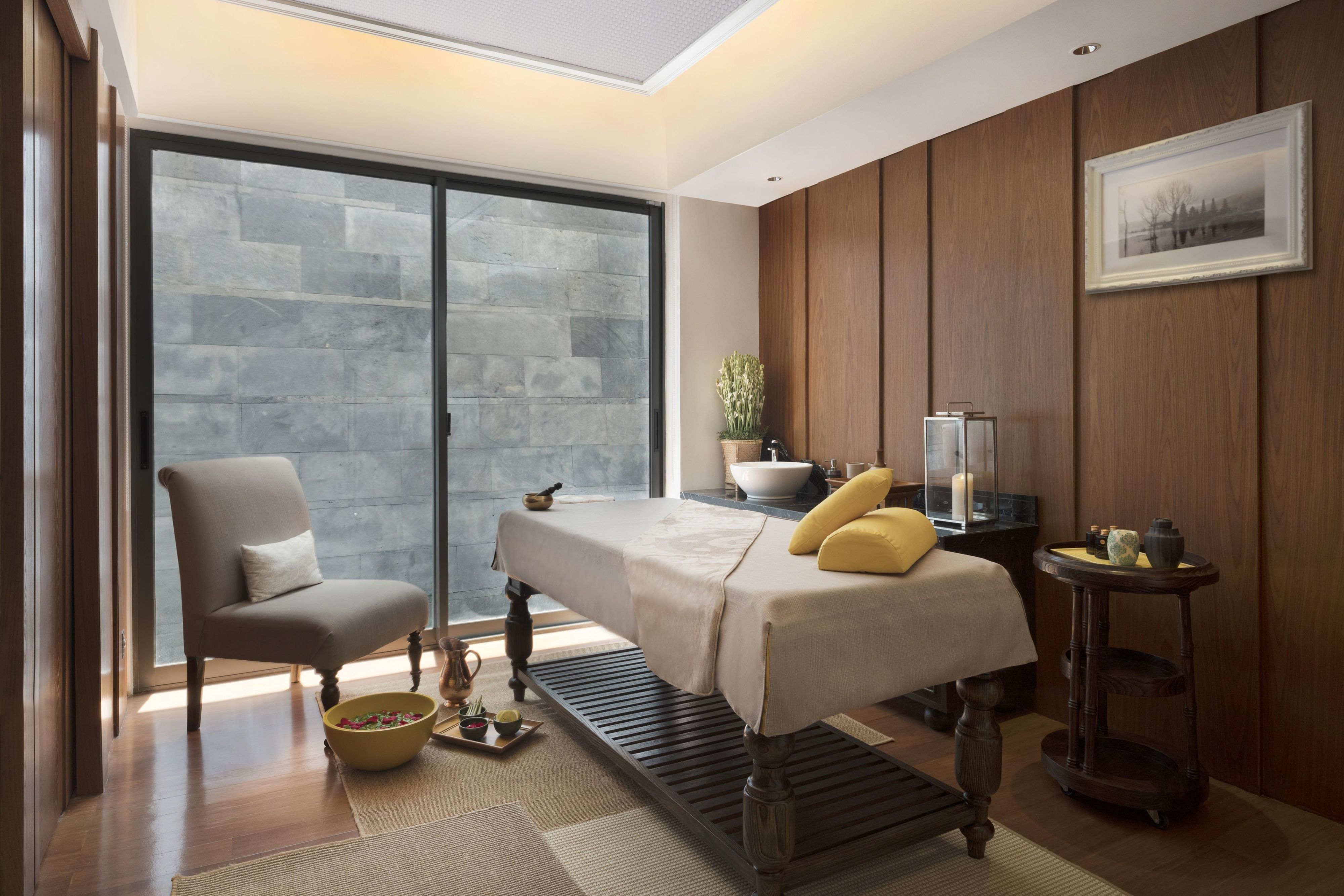 The uncomplicated indulgence from head-to-toe experience. With six couple massages and four single treatment rooms, a reflexology room, a dedicated manicure and pedicure parlour, two lounge areas and pre and post-treatment areas.