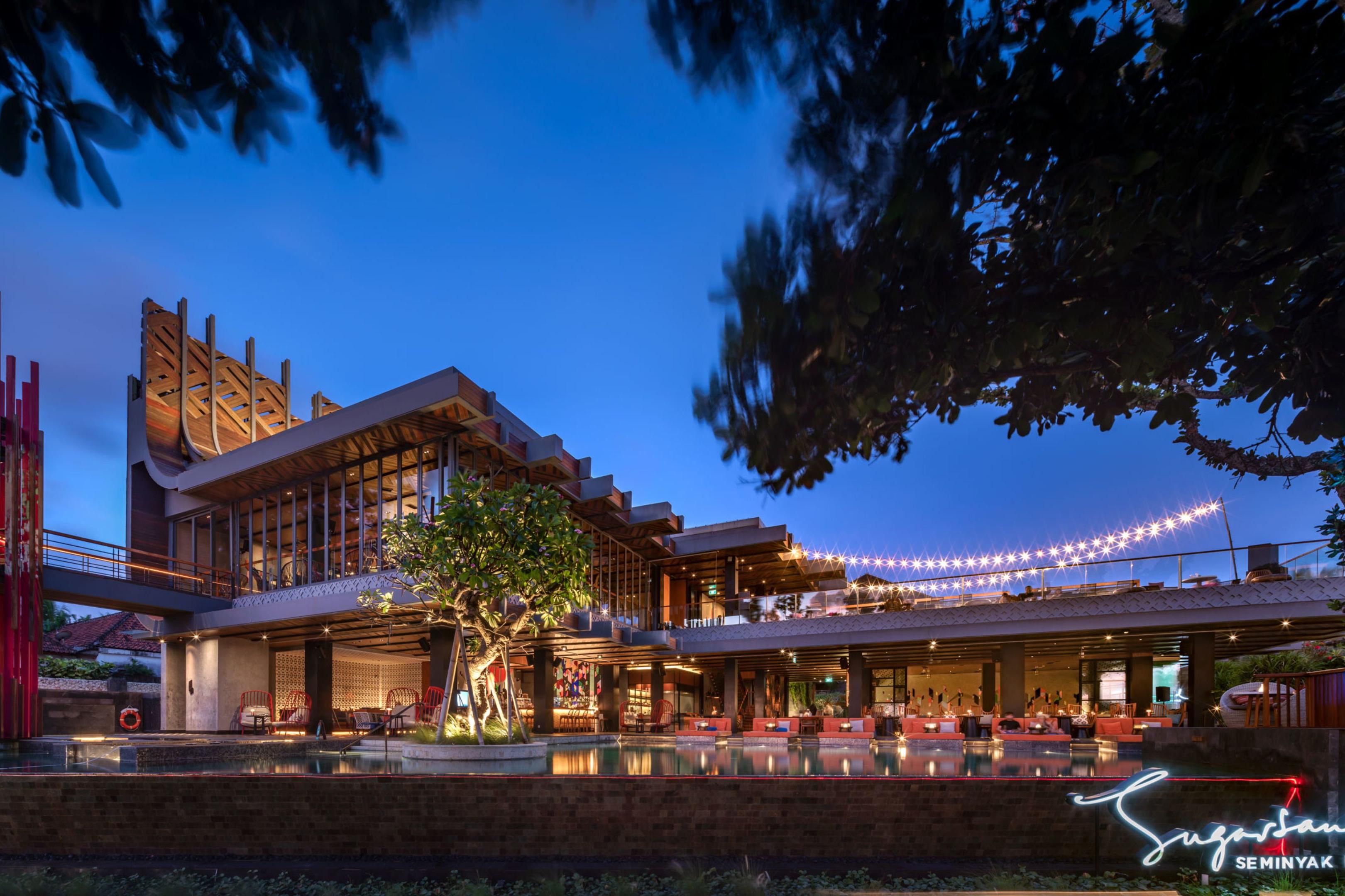 With unparalleled ocean views and a soothing sea breeze, our SugarSand is the best spot for your semi-private gatherings. Presenting a more casual yet engaging ambience surrounded by vivid foliage and the omnipresent element of water, your fun sunset soiree with your close ones will surely be a memorable affair.