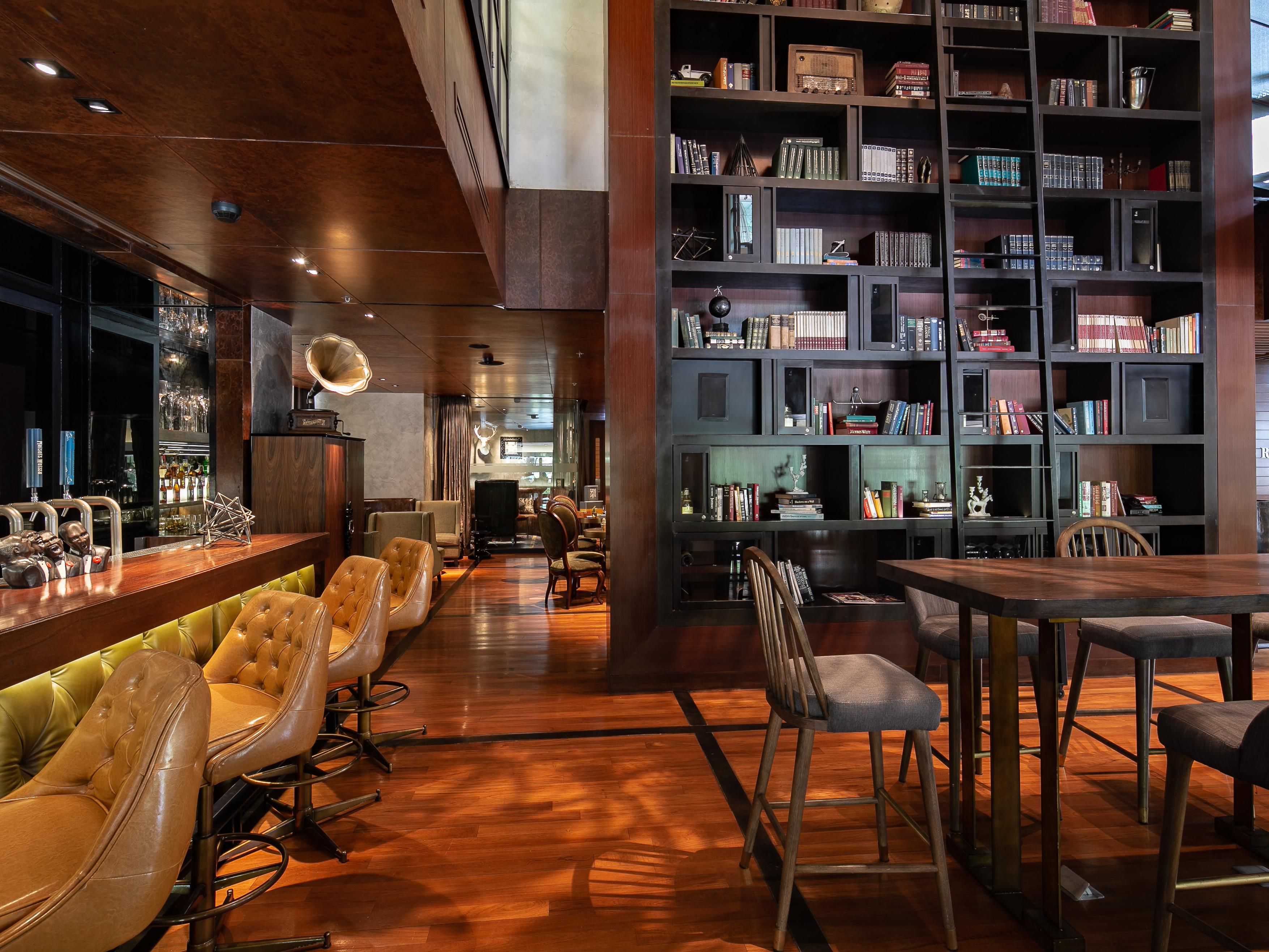 Located on the mezzanine floor, 22 Steps Craft House is a classy and cozy hang-out spot in Bangkok where plush leather loungers offer comfort and its unrivalled ambiance offers a relaxing vibe. Enjoy many types of local and international craft beer and beer cocktails, while our delectable selection of bar bites keeps your cravings at bay.