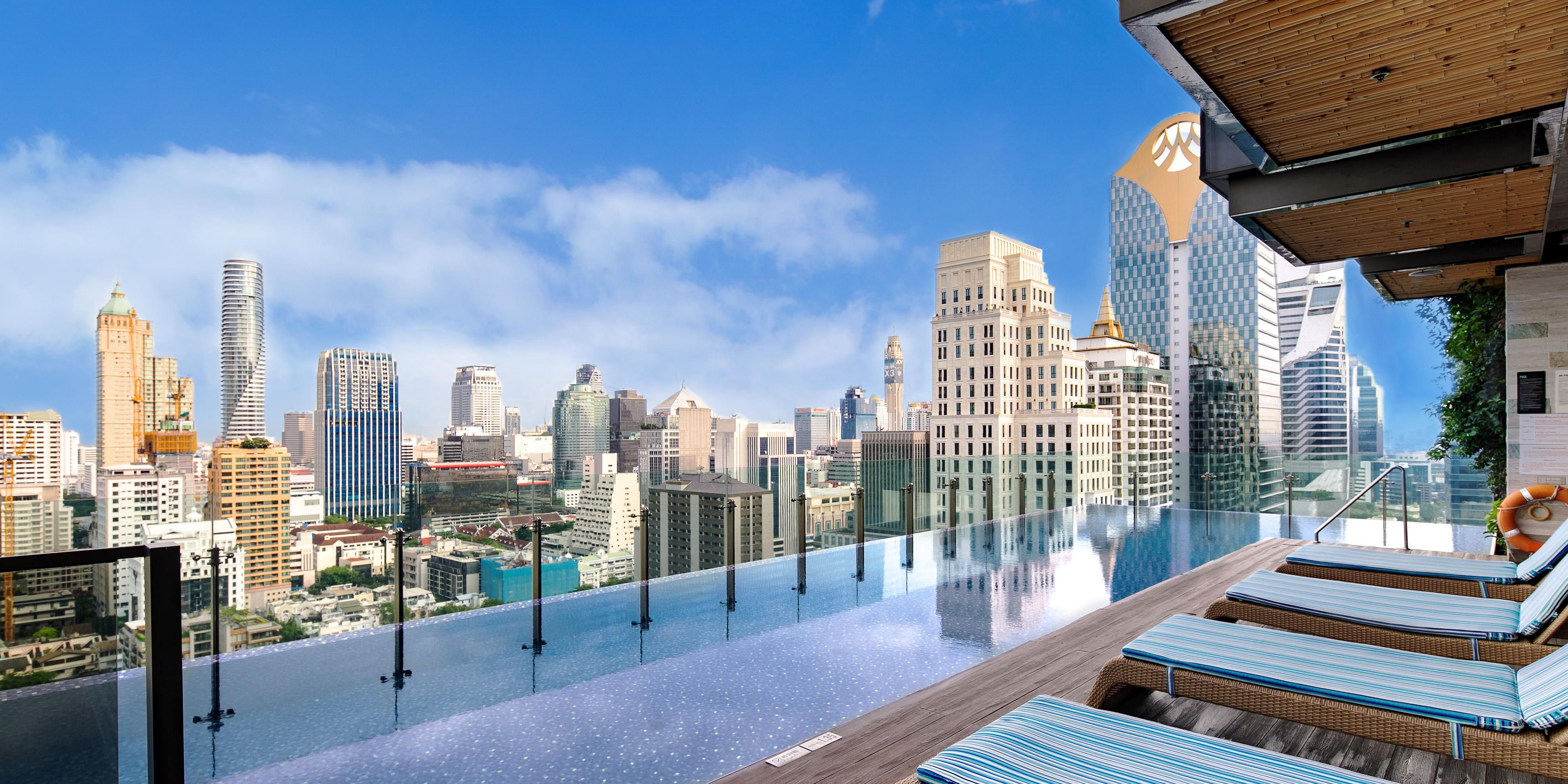 Vista del centro di Bangkok dalla piscina sul tetto dell'Hotel Indigo Bangkok