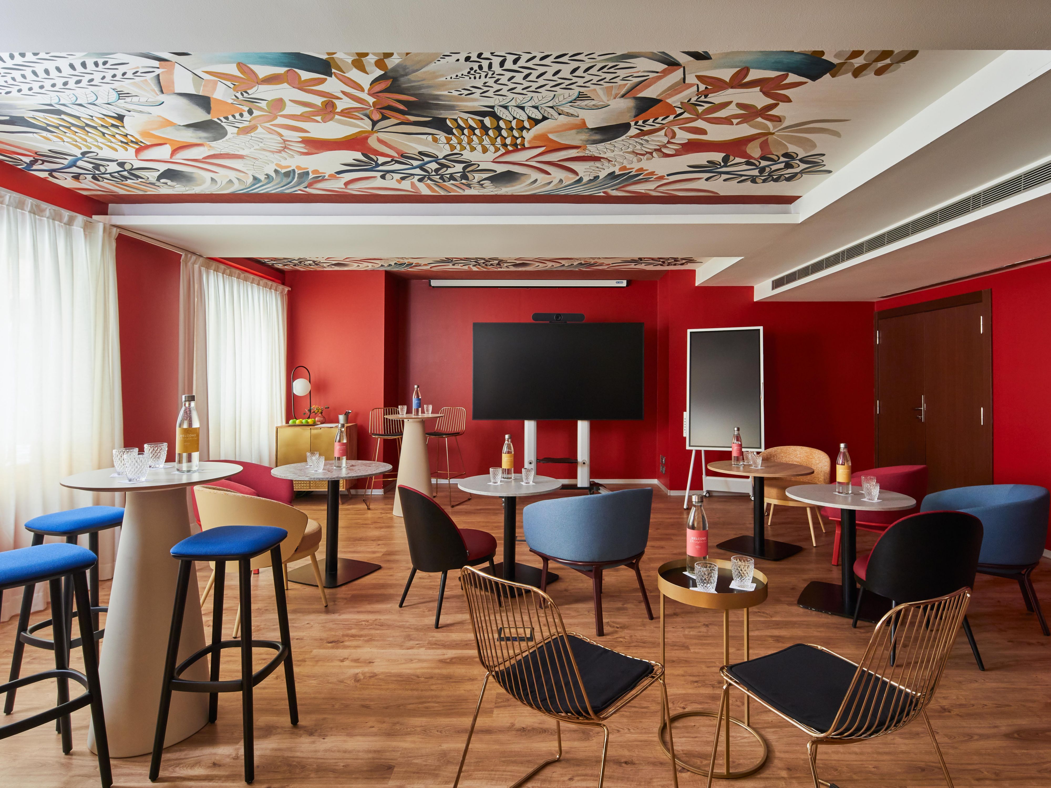 Our meeting rooms are designed to evolve with your vision. Whether you need 77 m², 87 m², or a spacious 123 m² — Panot + Boqueria (87 m²), Boqueria (41 m²), or Boqueria + Montjuïc (77 m²) — each setting transforms effortlessly, from theater and U-shape to imperial, classroom, or cocktail. Dynamic spaces crafted to inspire connection and success