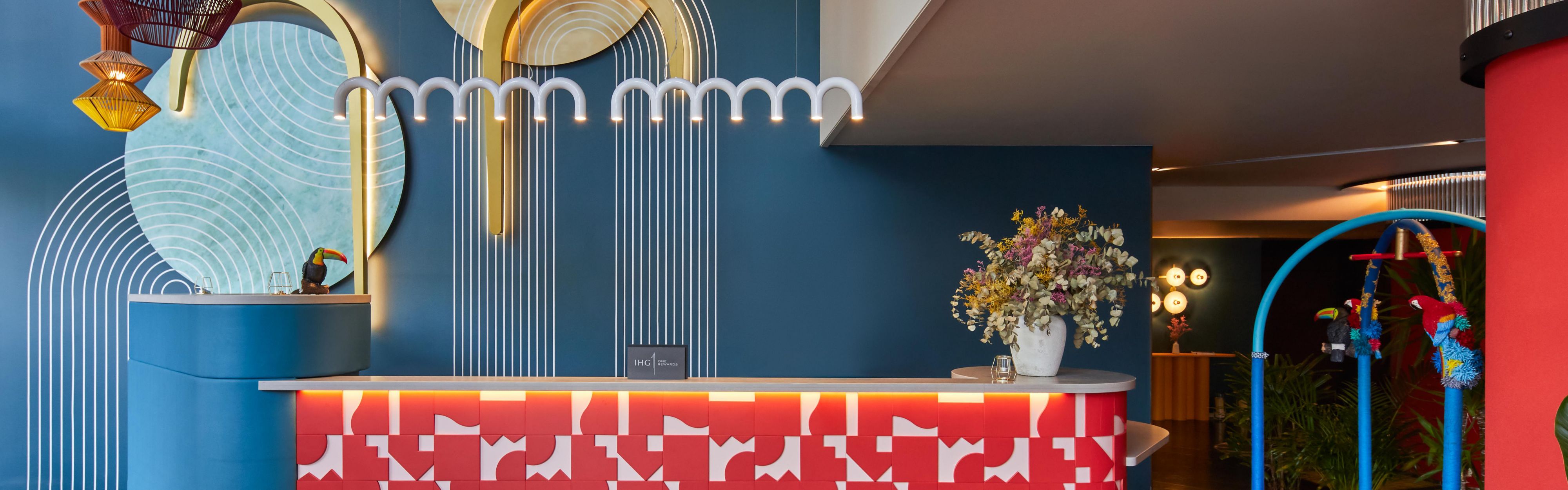 $hotelinfo.mediaDetails.welcomePhotos.primaryPhoto.caption}