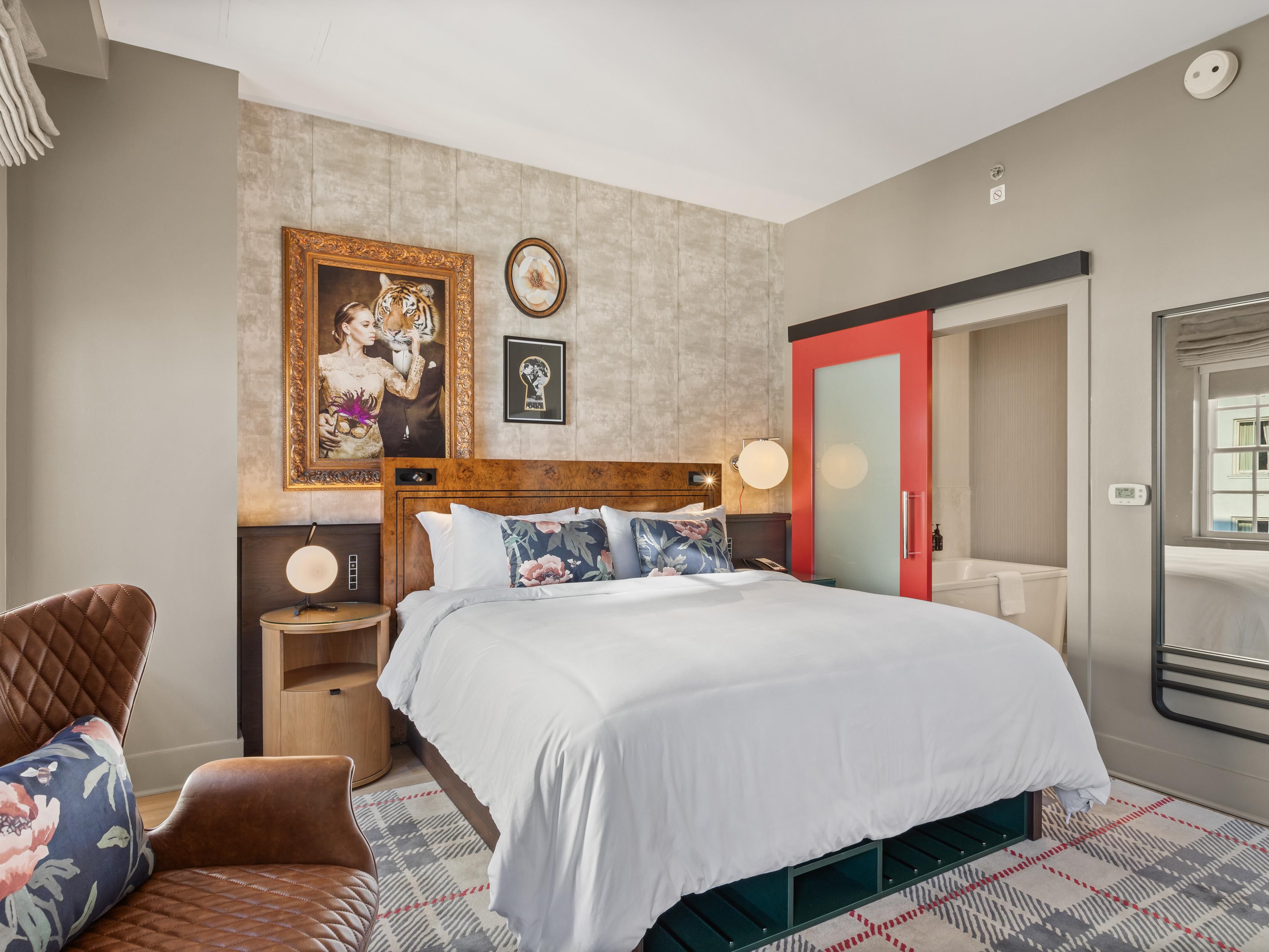 king bed hotel room