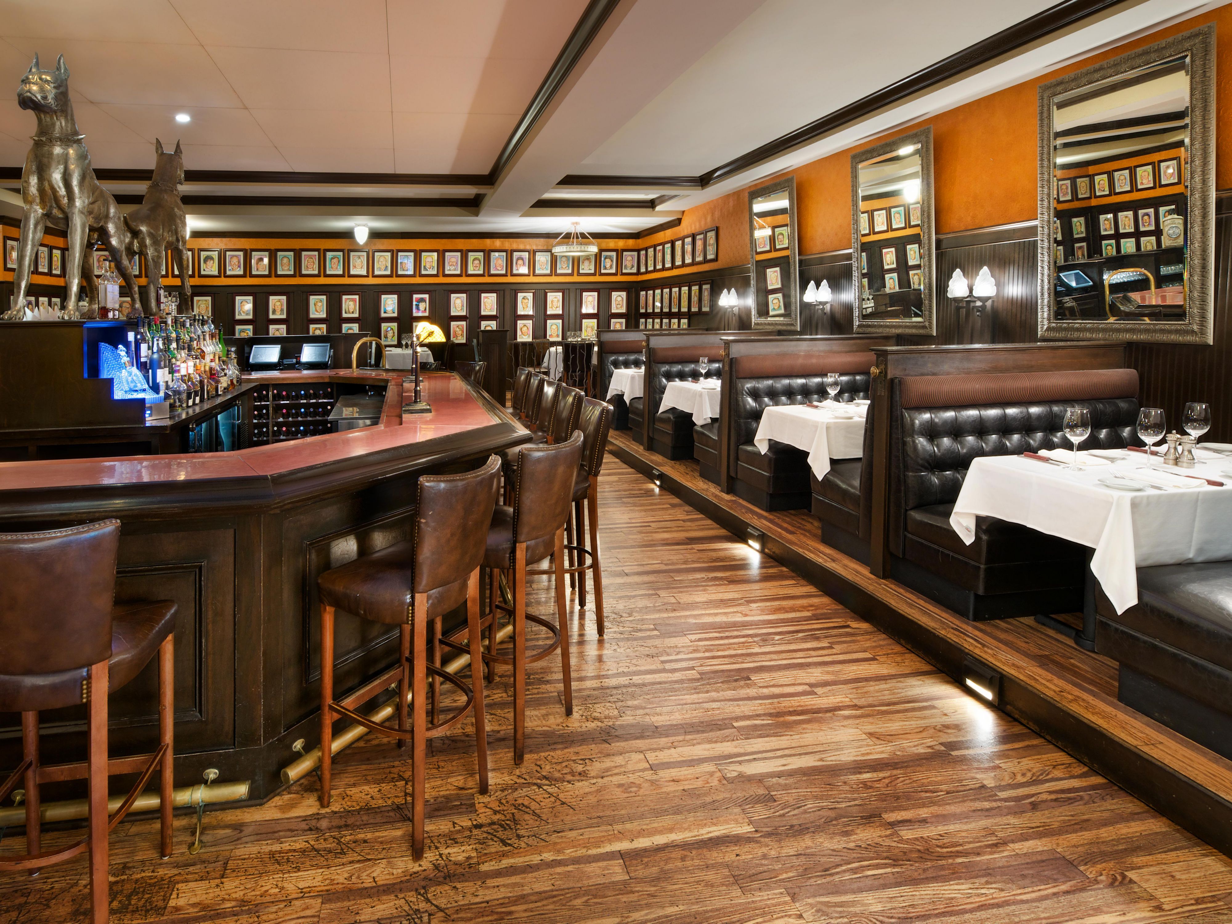 This location features an impressive bar area with walls adorned with caricatures as a tribute to the area’s movers and shakers. Hyde Park Beachwood also offers 30 wines by the glass, cozy fireplaces, Happy Hour martinis, cocktails, bar plates starting at $5 in the bar and Live Music Wednesdays-Saturdays. 