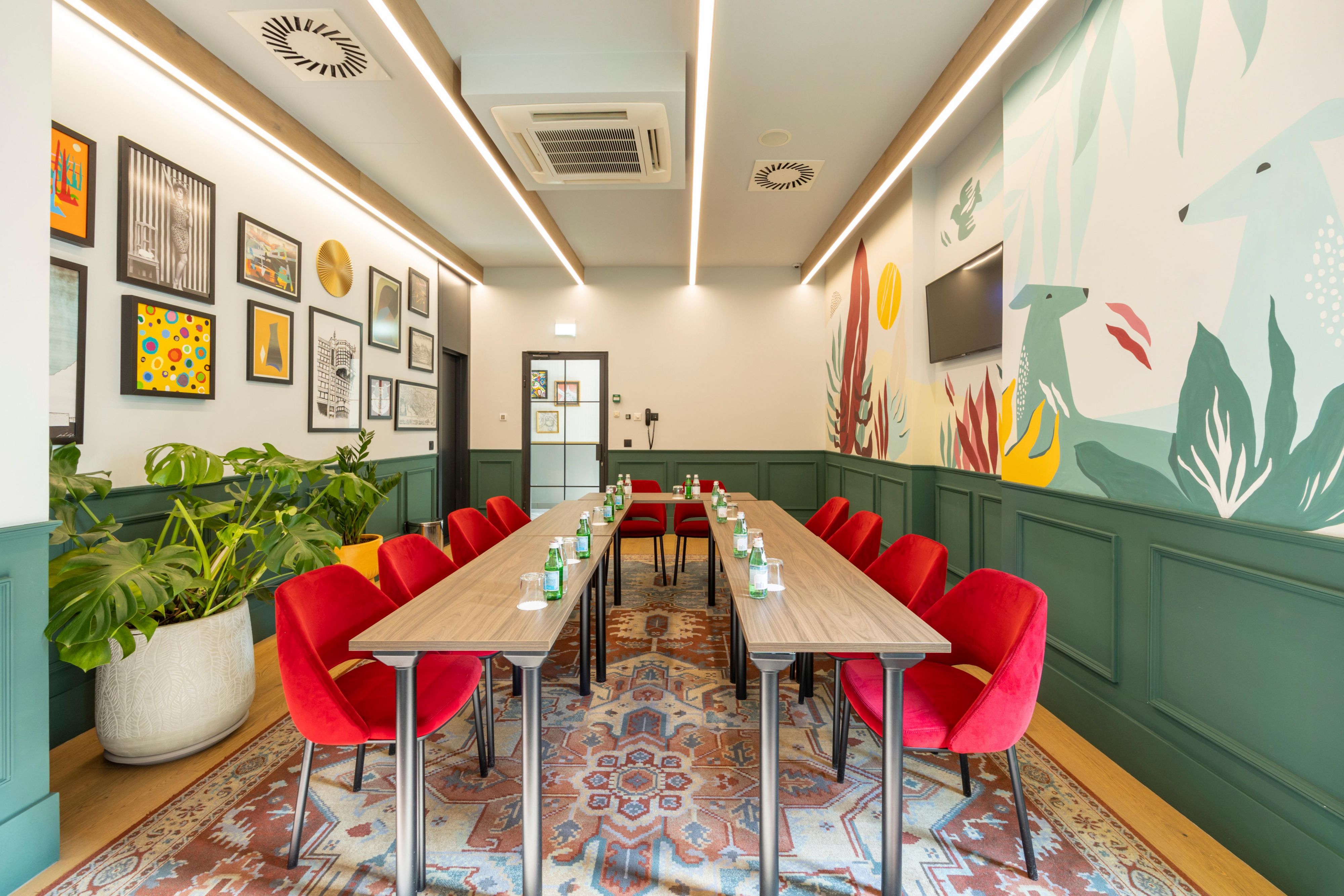 Discover our exclusive meeting space, designed to inspire creativity and collaboration. With state-of-the-art amenities and a touch of elegance, it's the perfect backdrop for your next successful event.