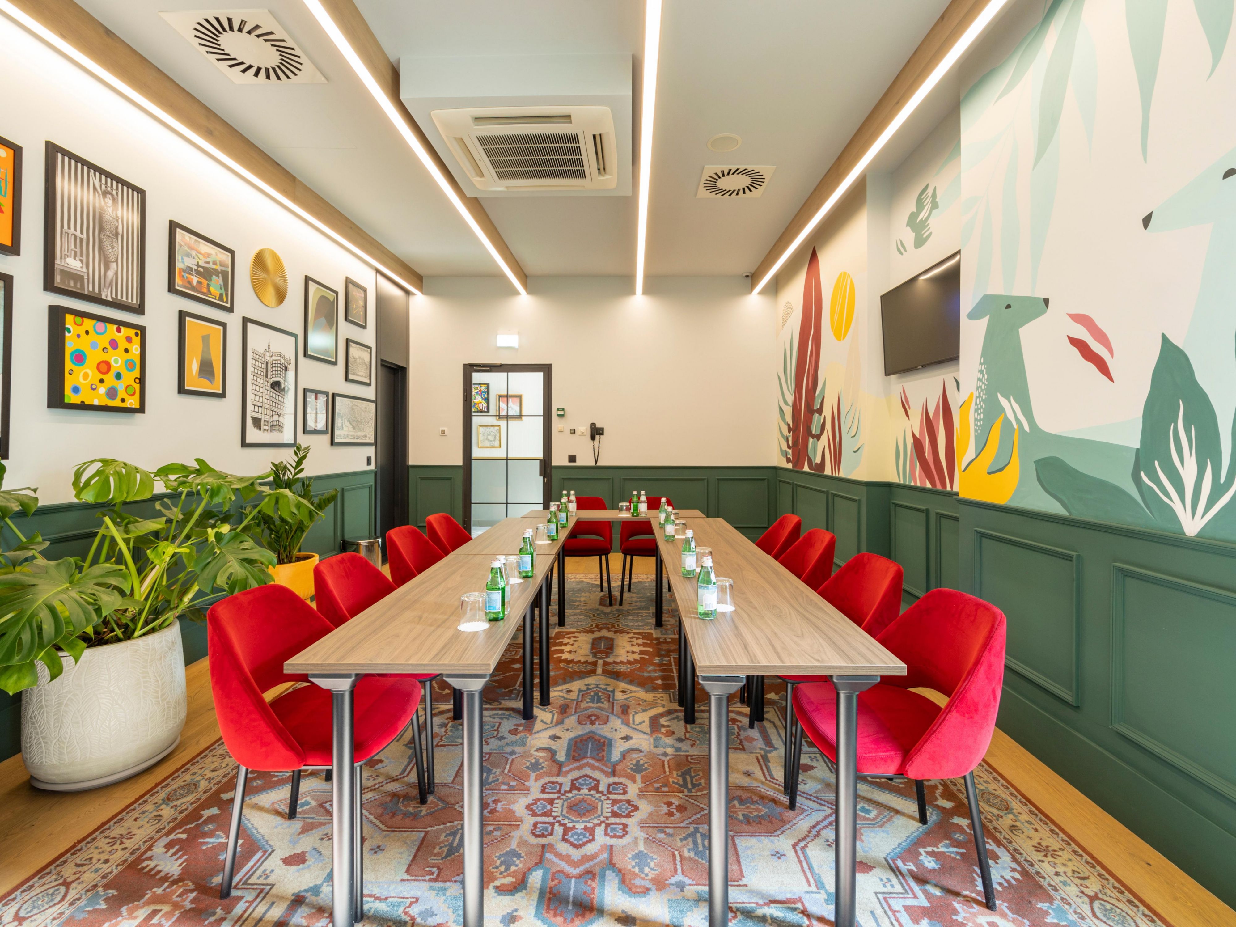 Discover our exclusive meeting space, designed to inspire creativity and collaboration. With state-of-the-art amenities and a touch of elegance, it's the perfect backdrop for your next successful event.