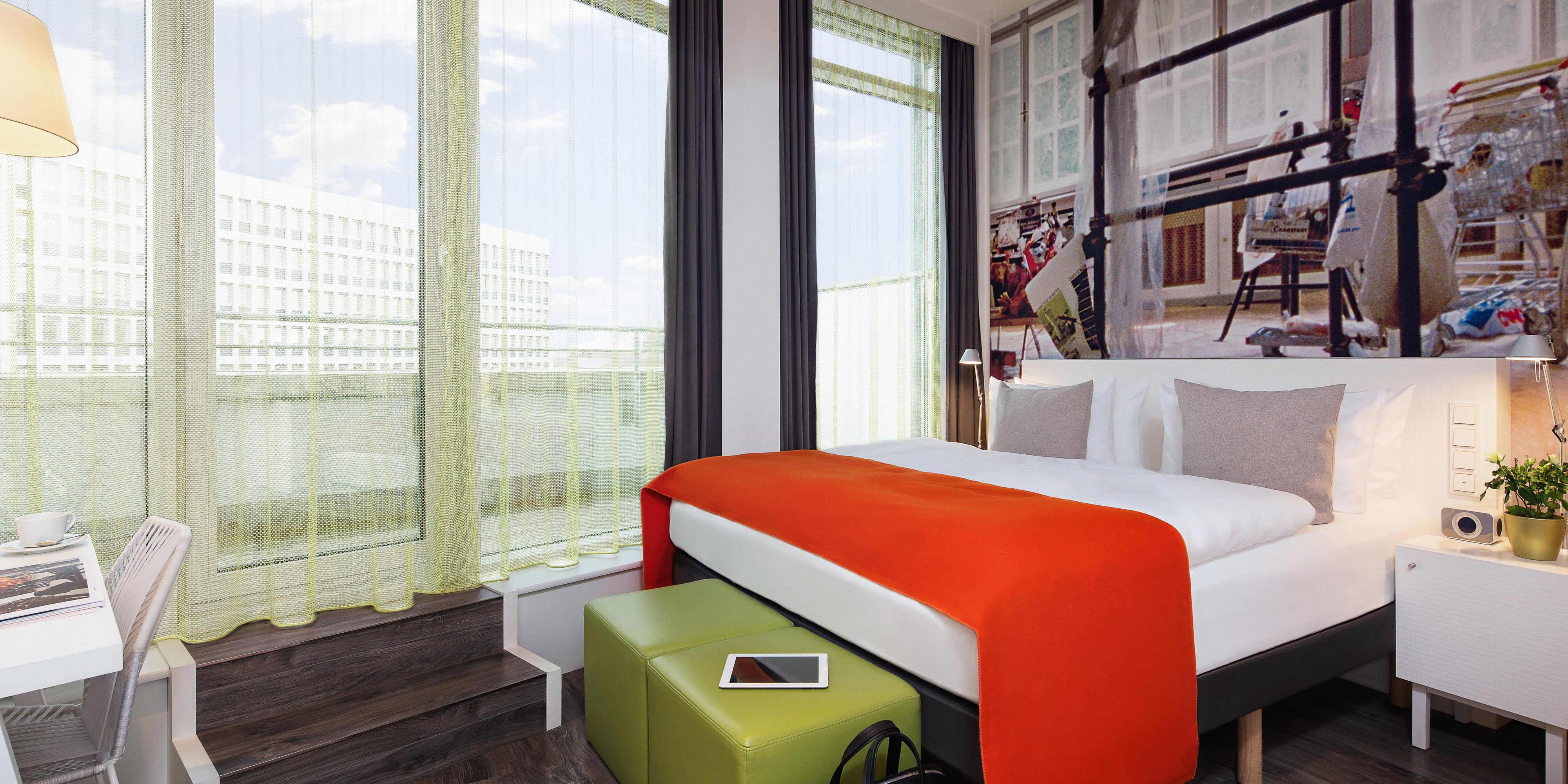 A bright and airy room with a balcony view of Berlin.