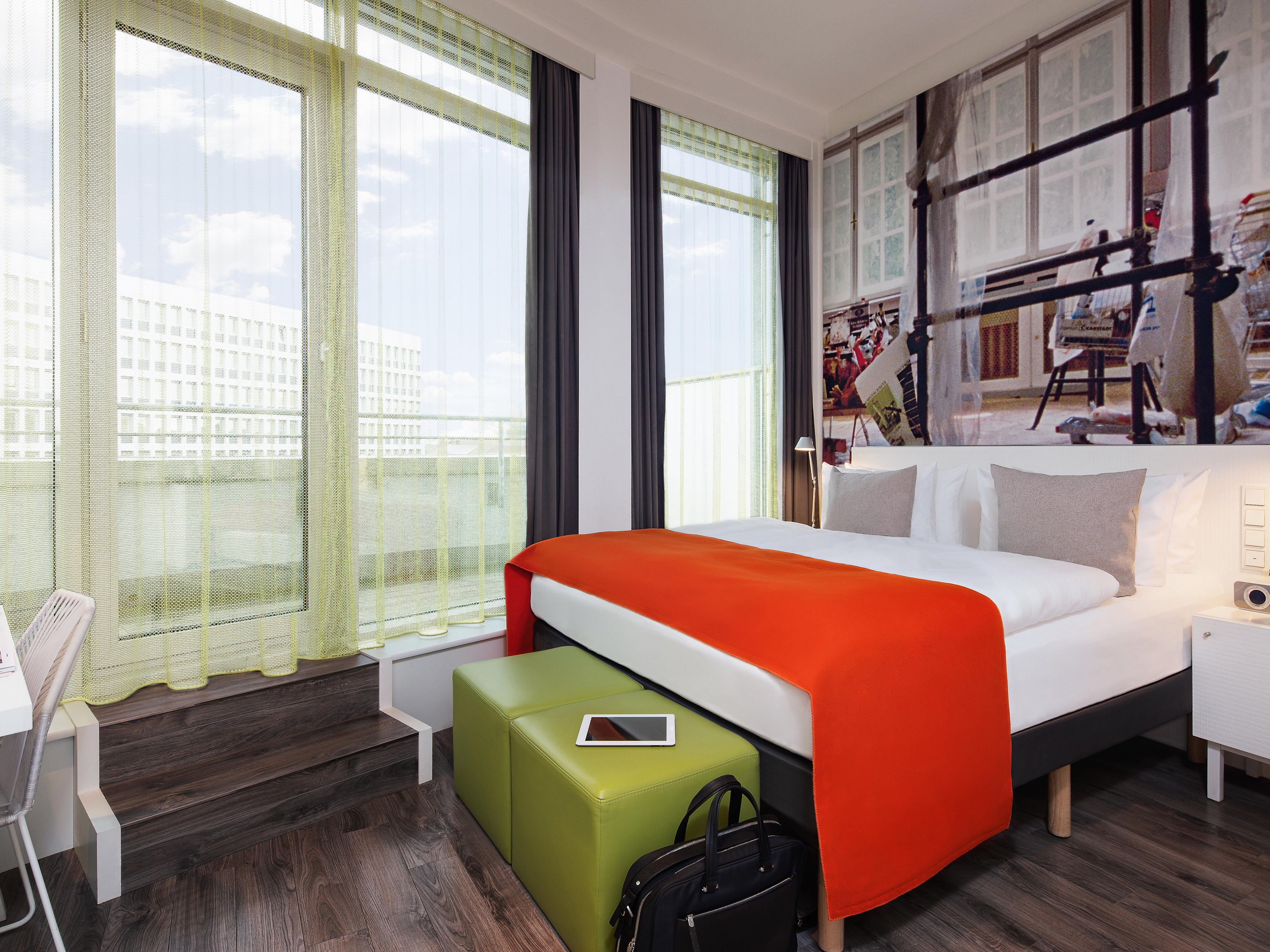 A bright and airy room with a balcony view of Berlin.
