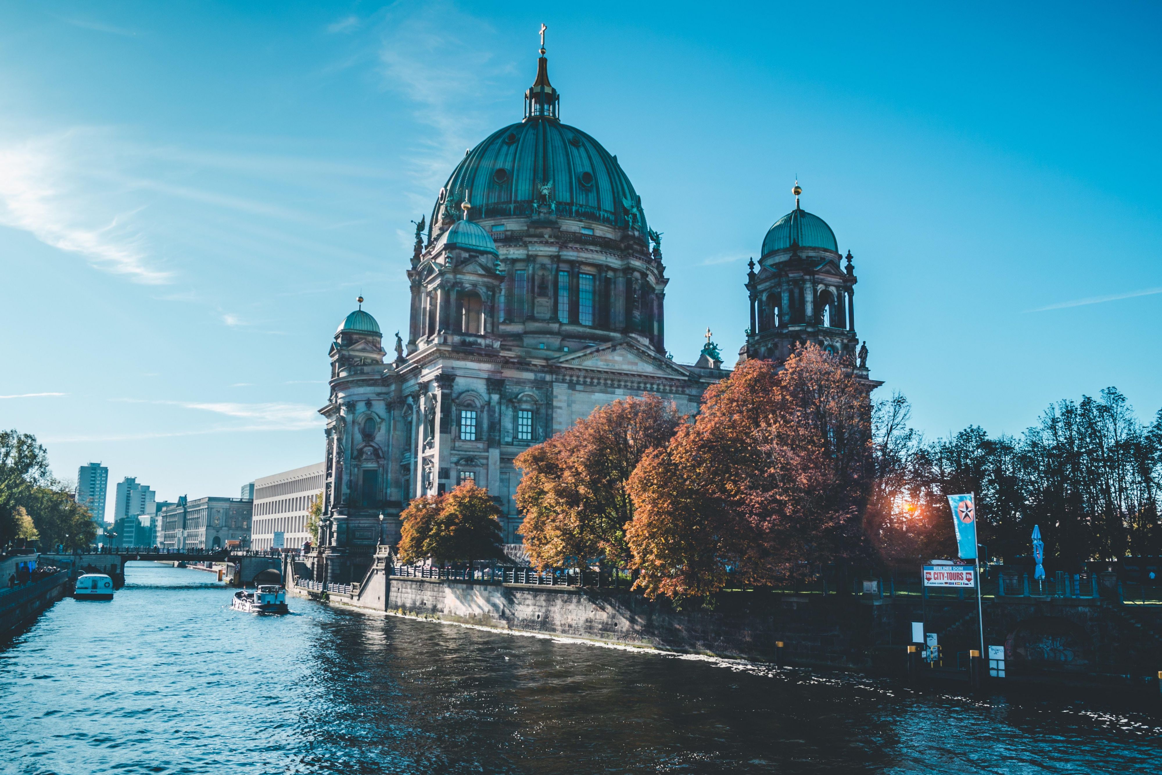 Discover Berlin by boat. Sit back, enjoy the sun and the breeze while enjoying a sightseeing tour on the water, passing by famous landmarks. For further information, please feel free to contact our team members.