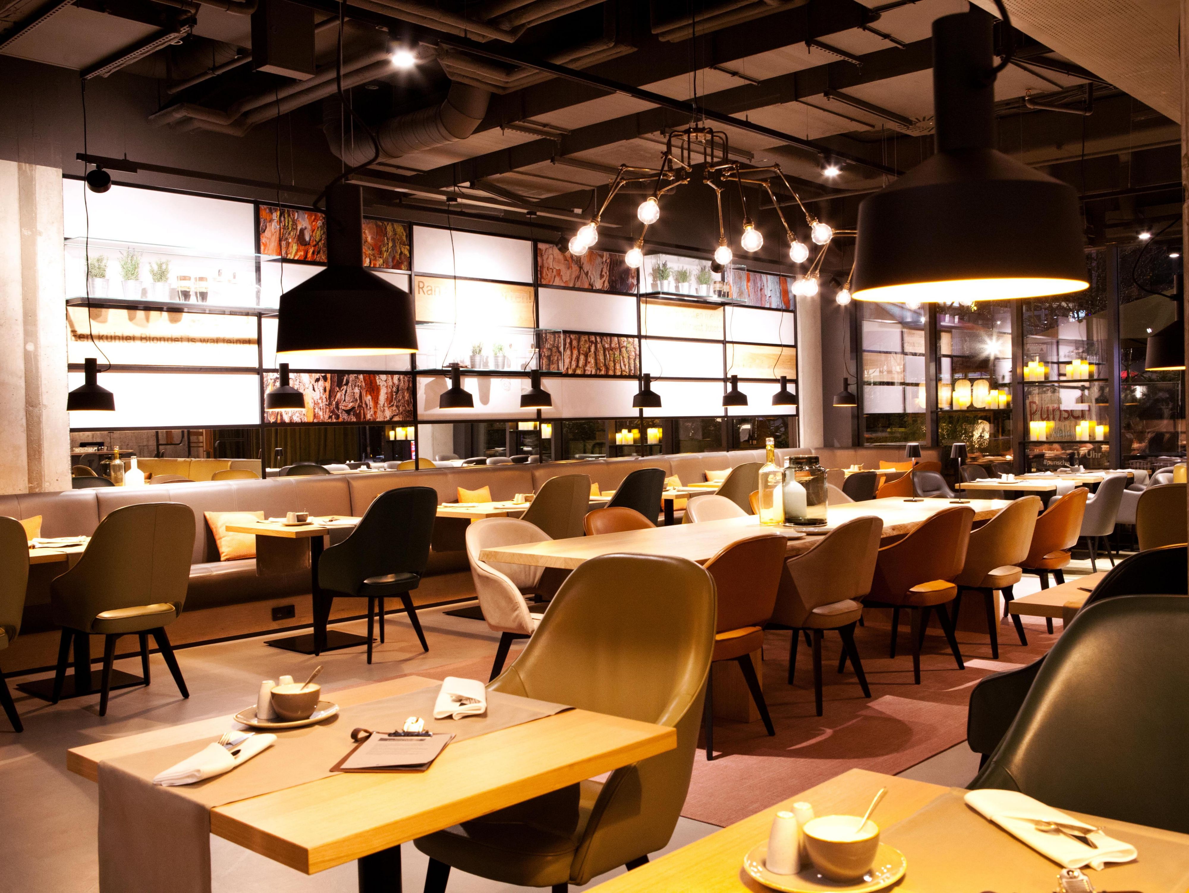 Experience German snugness at the international meeting point, Uber-Platz. Start your concert or cinema evening, let your loved ones slow down after a shopping tour, or enjoy a business lunch in an elegant atmosphere. The Spreewirtschaft offers the right thing for every occasion, from private dinners, to group & business events and weddings.