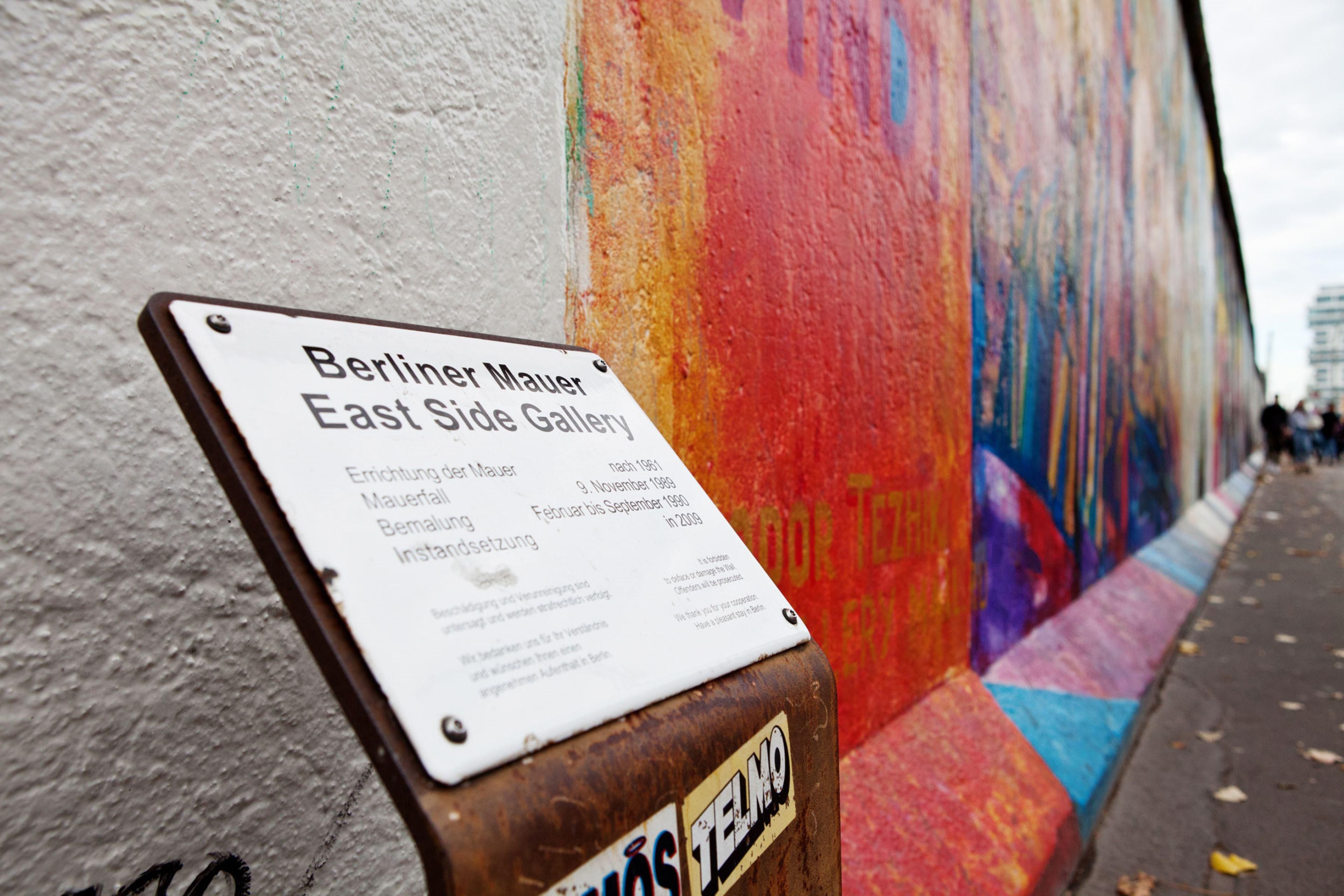 Direkt neben unserem Hotel Indigo Berlin - East Side Gallery befindet sich mit 1,316 Metern die längste Open-Air-Galerie der Welt. 1990 bemalten 118 Künstler aus 21 Ländern die Berliner Mauer. Die Bilder drücken die Freude über den Fall der Mauer aus.
