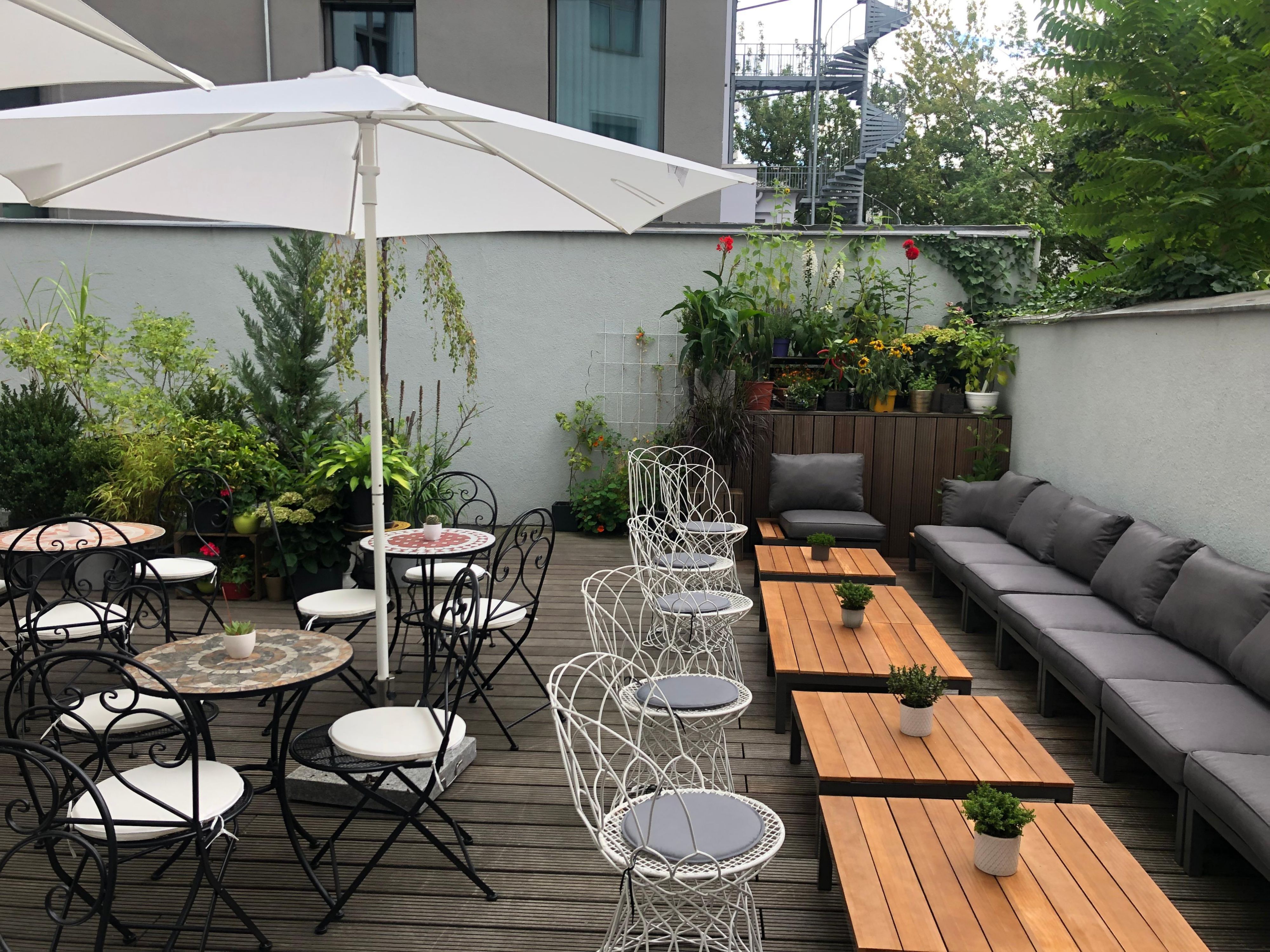 Right in the vibrant heart of Berlin, our terrace offers a peaceful retreat. Escape the city buzz, take a deep breath, and simply unwind. Whether it’s a morning coffee or an evening drink, the terrace is the perfect spot to recharge and enjoy the moment.