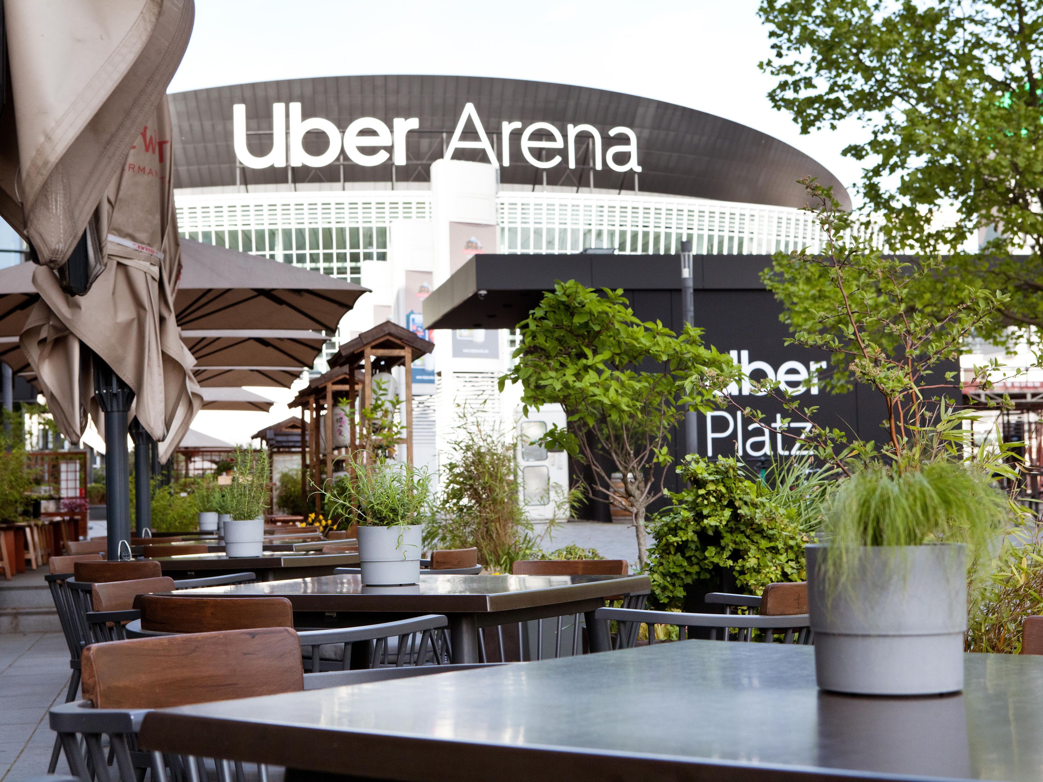 Our hotel is located right next to the Uber Arena and the Uber Eats Music Hall. This makes us the perfect starting point for your concert & event stay in Berlin.