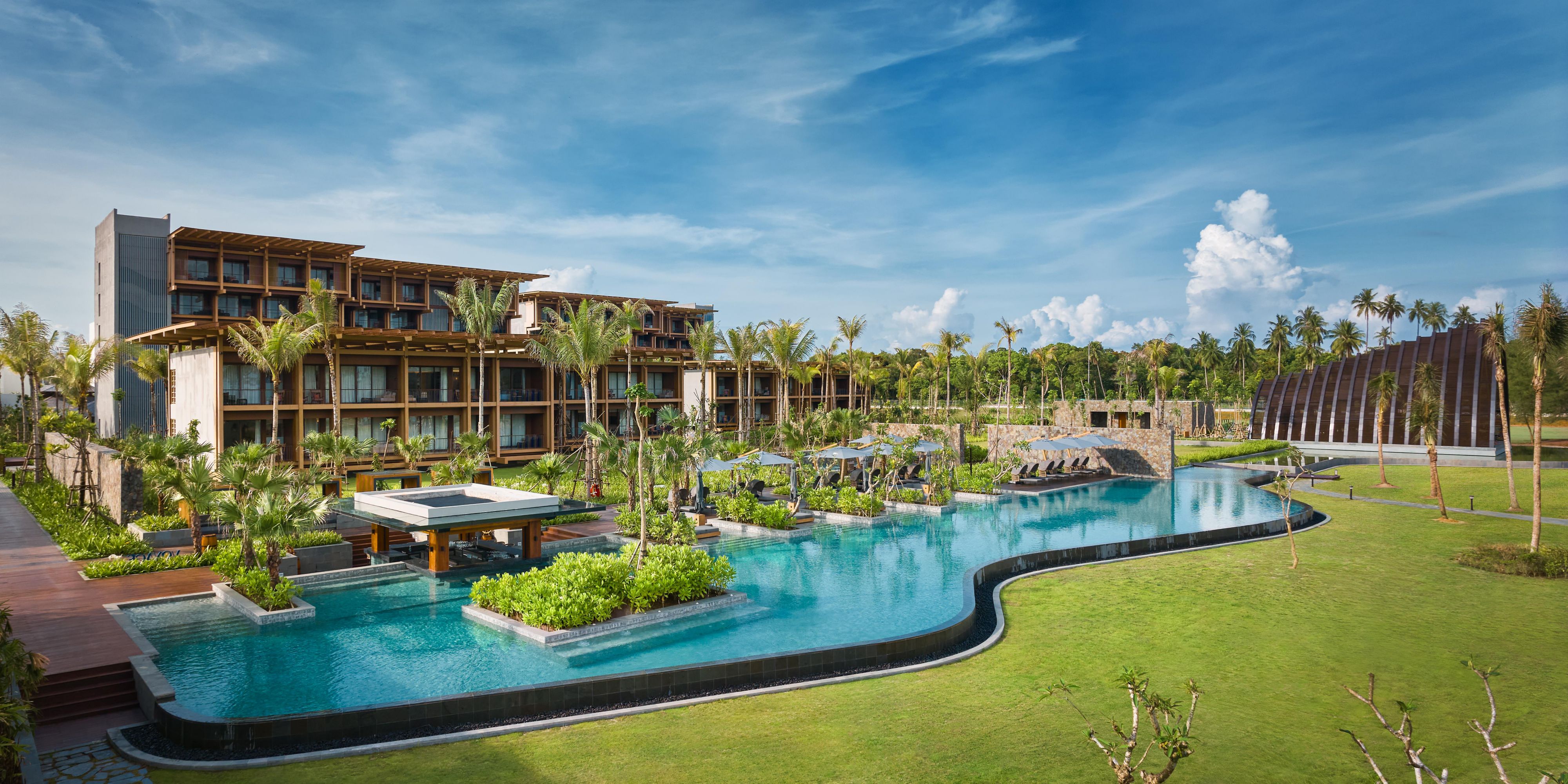 Voyage Pool & Bar 