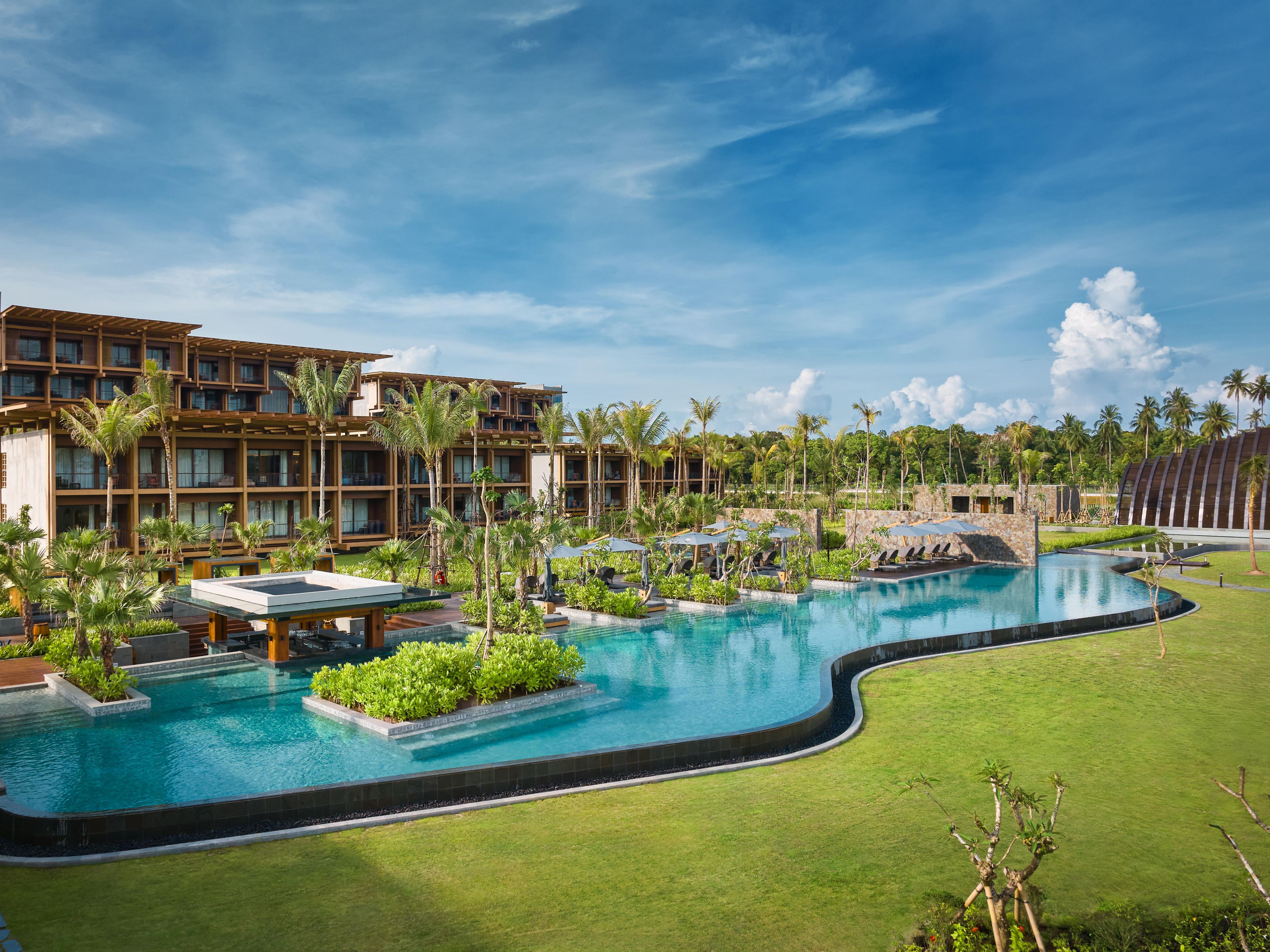 Voyage Pool & Bar 