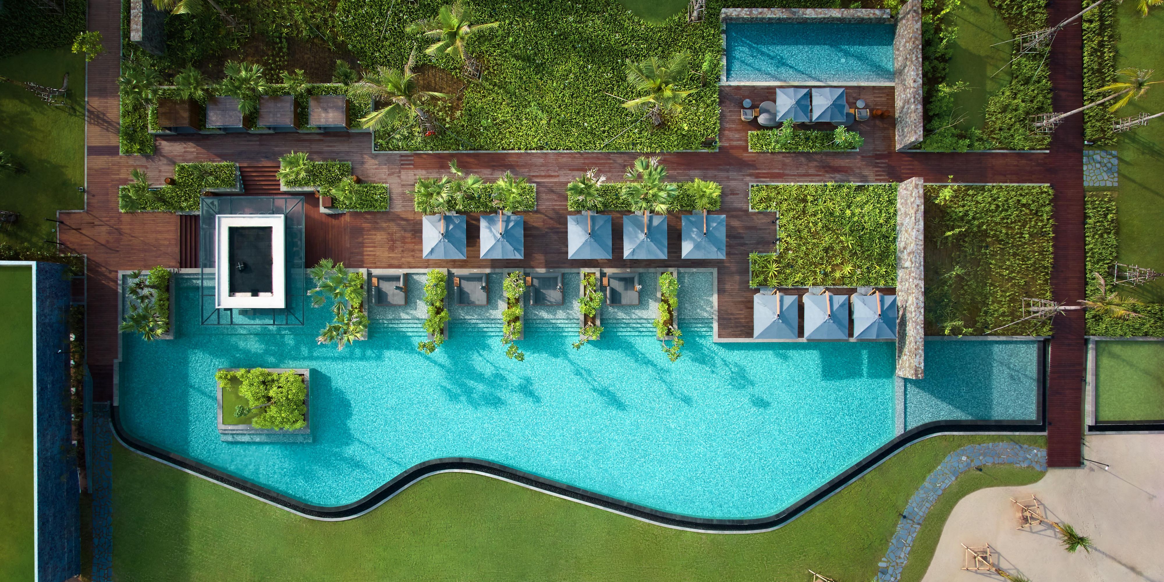 Voyage Pool Bar 