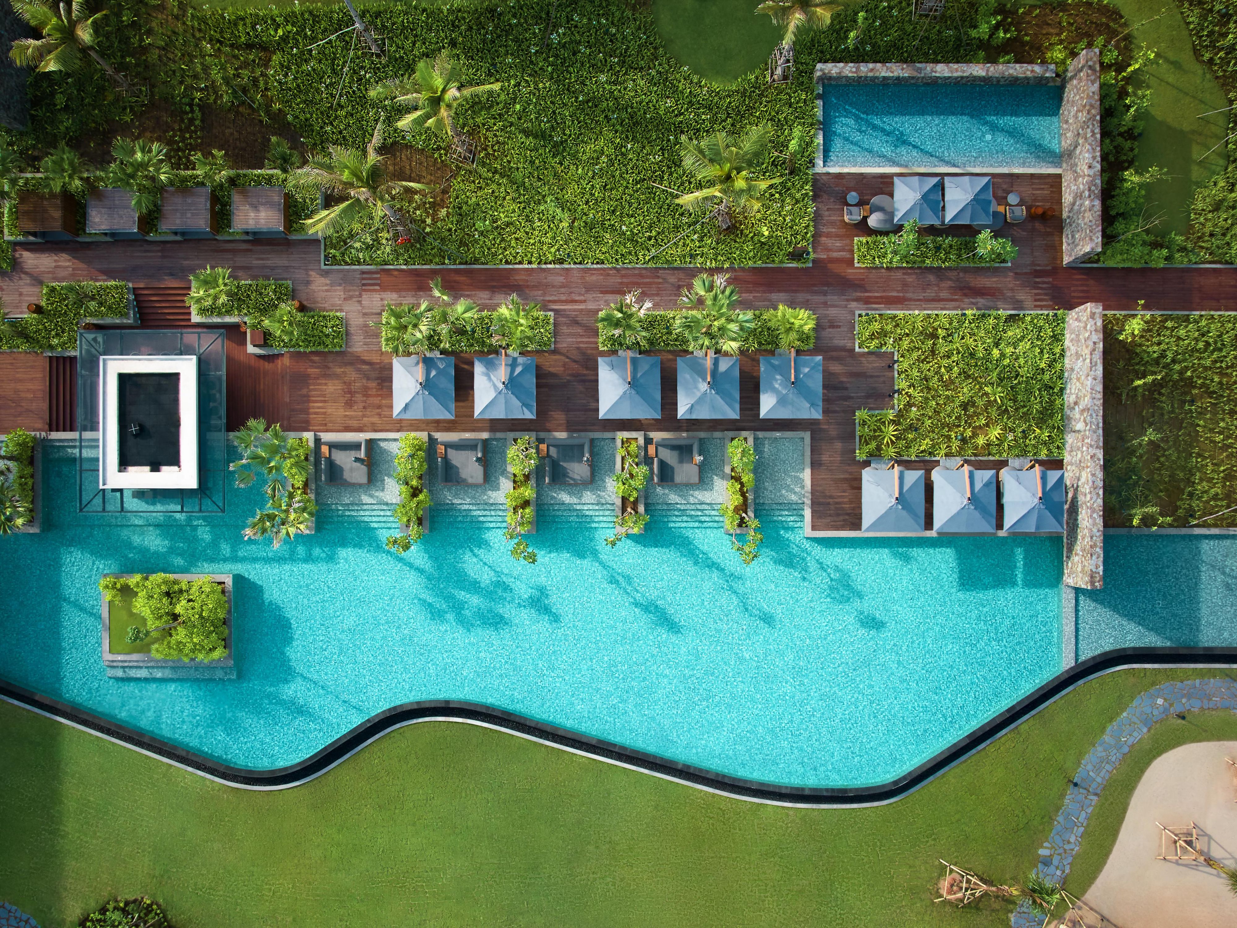 Voyage Pool Bar 