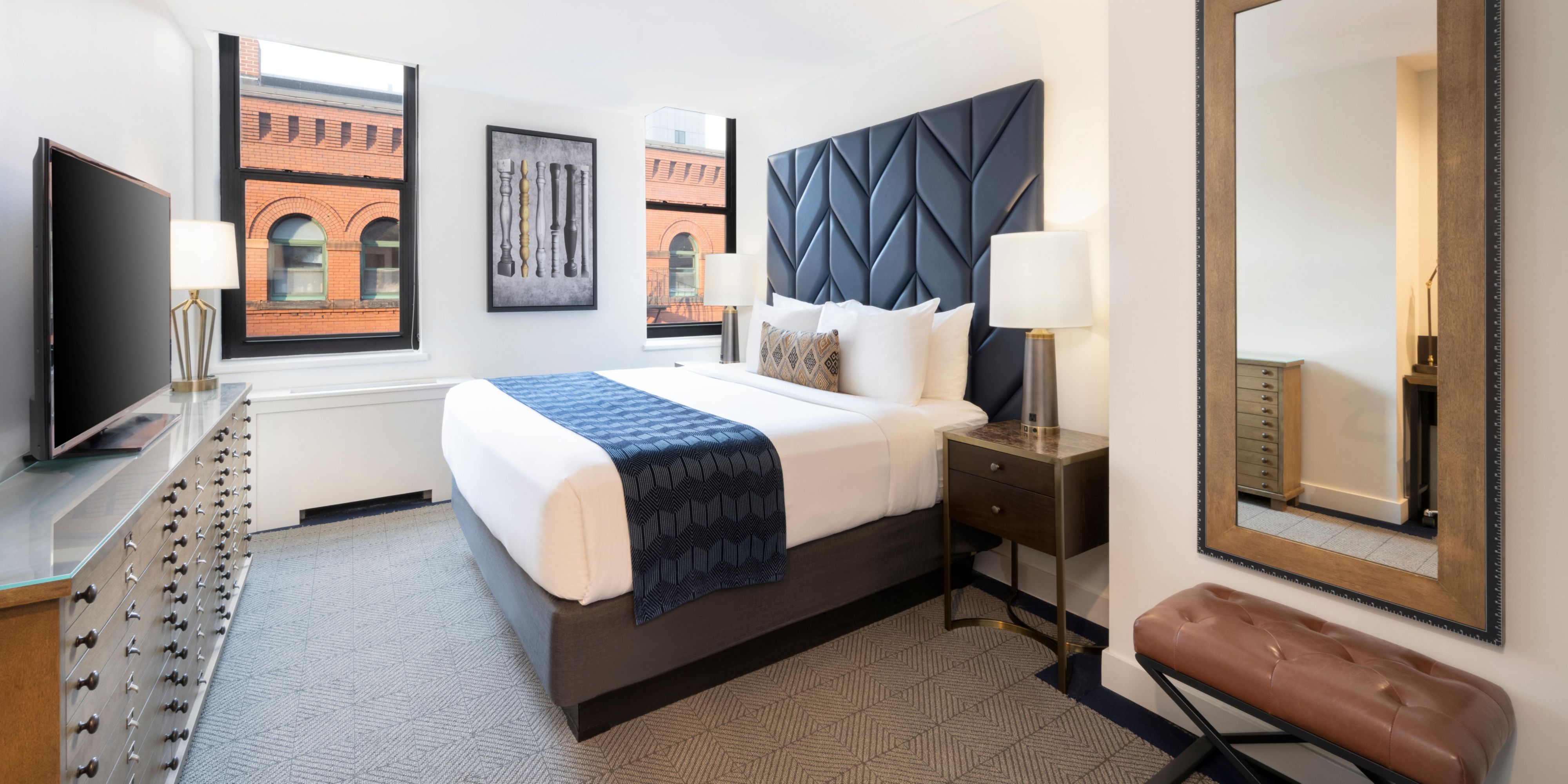 Kamar standar king kami memiliki ruang berjalan yang cukup luas di sekitar tempat tidur