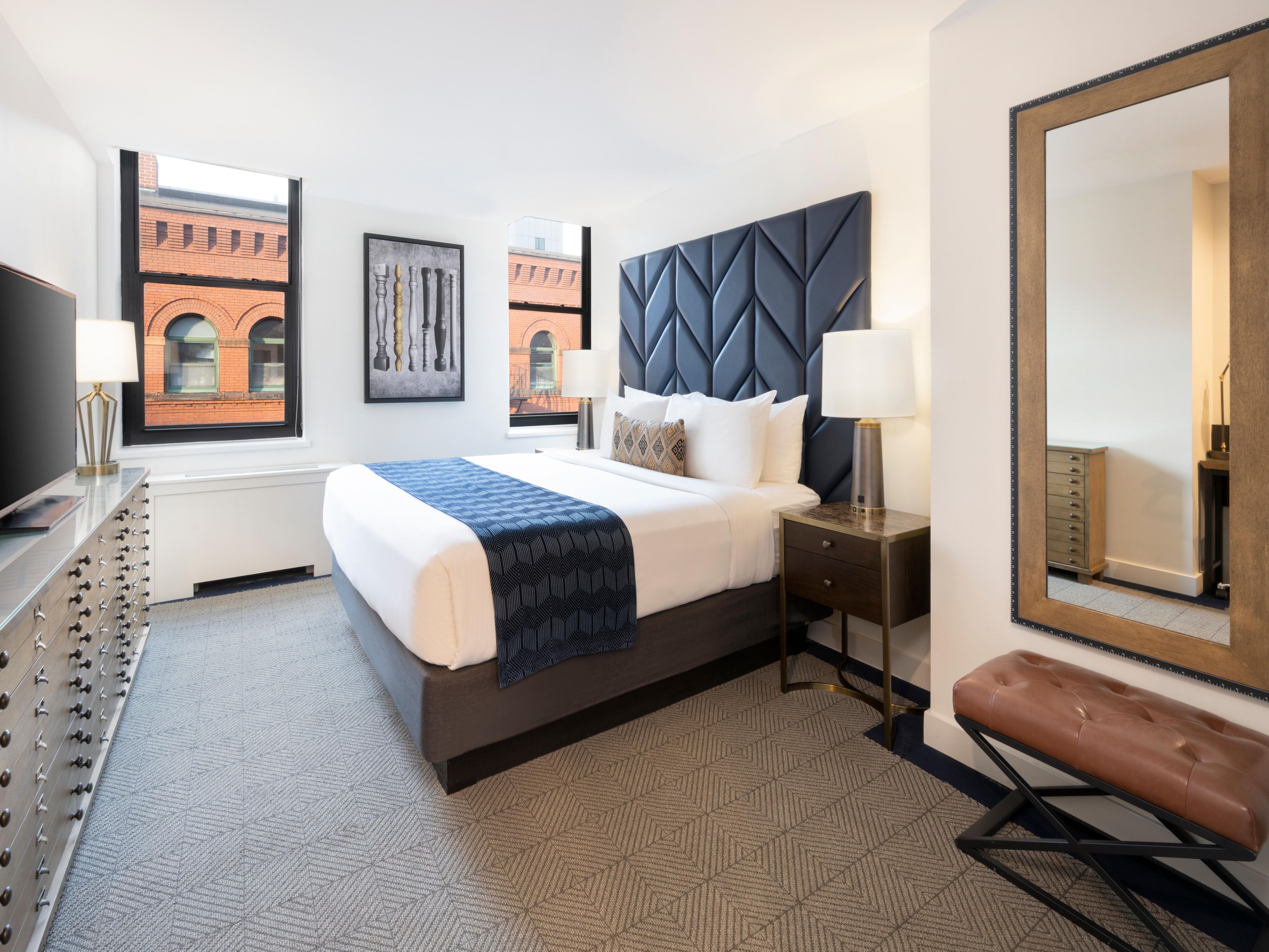 Nosso quarto standard tem amplo espaço para caminhada ao redor da cama