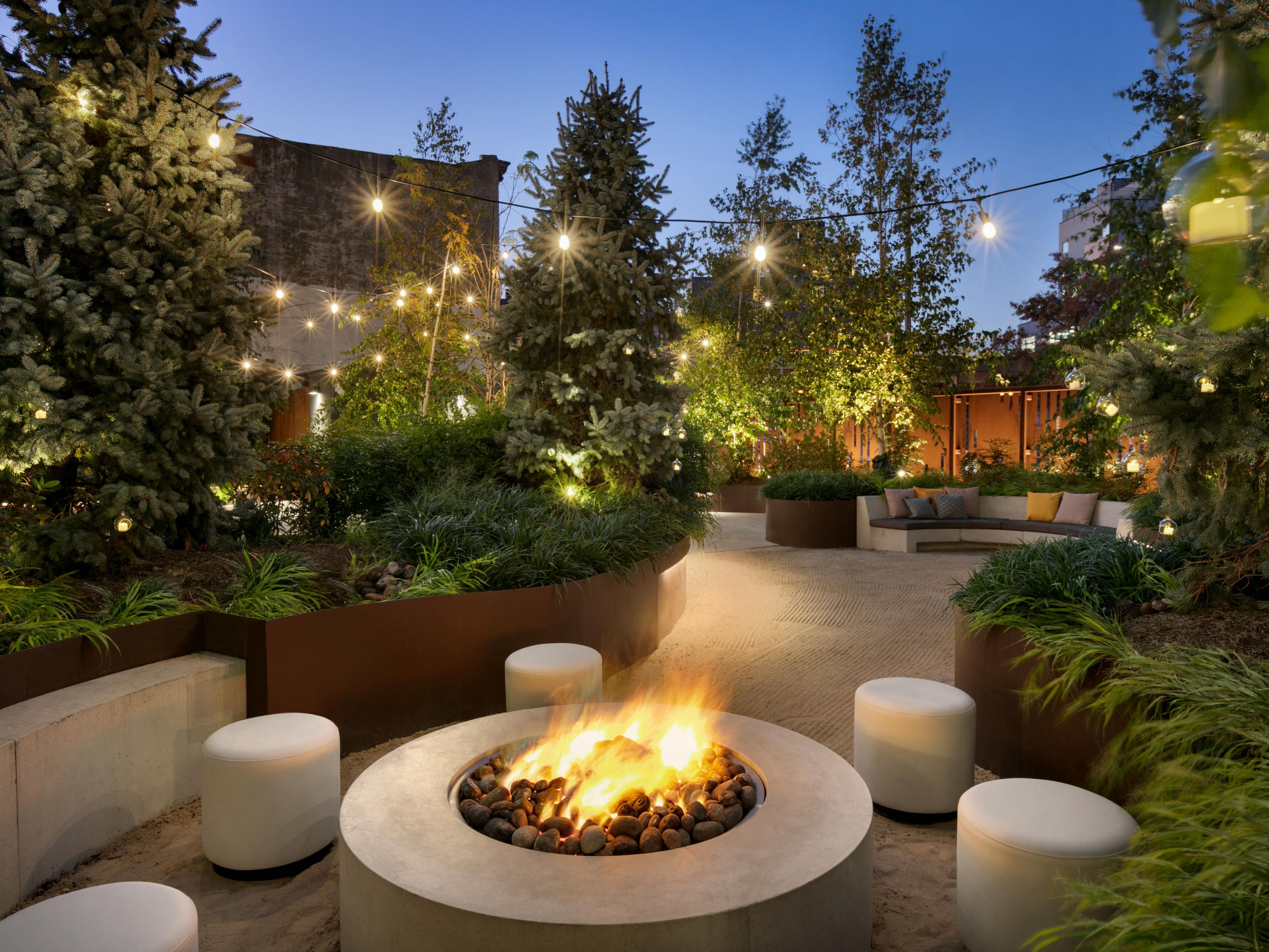 Relaxe em frente à fogueira no pátio.