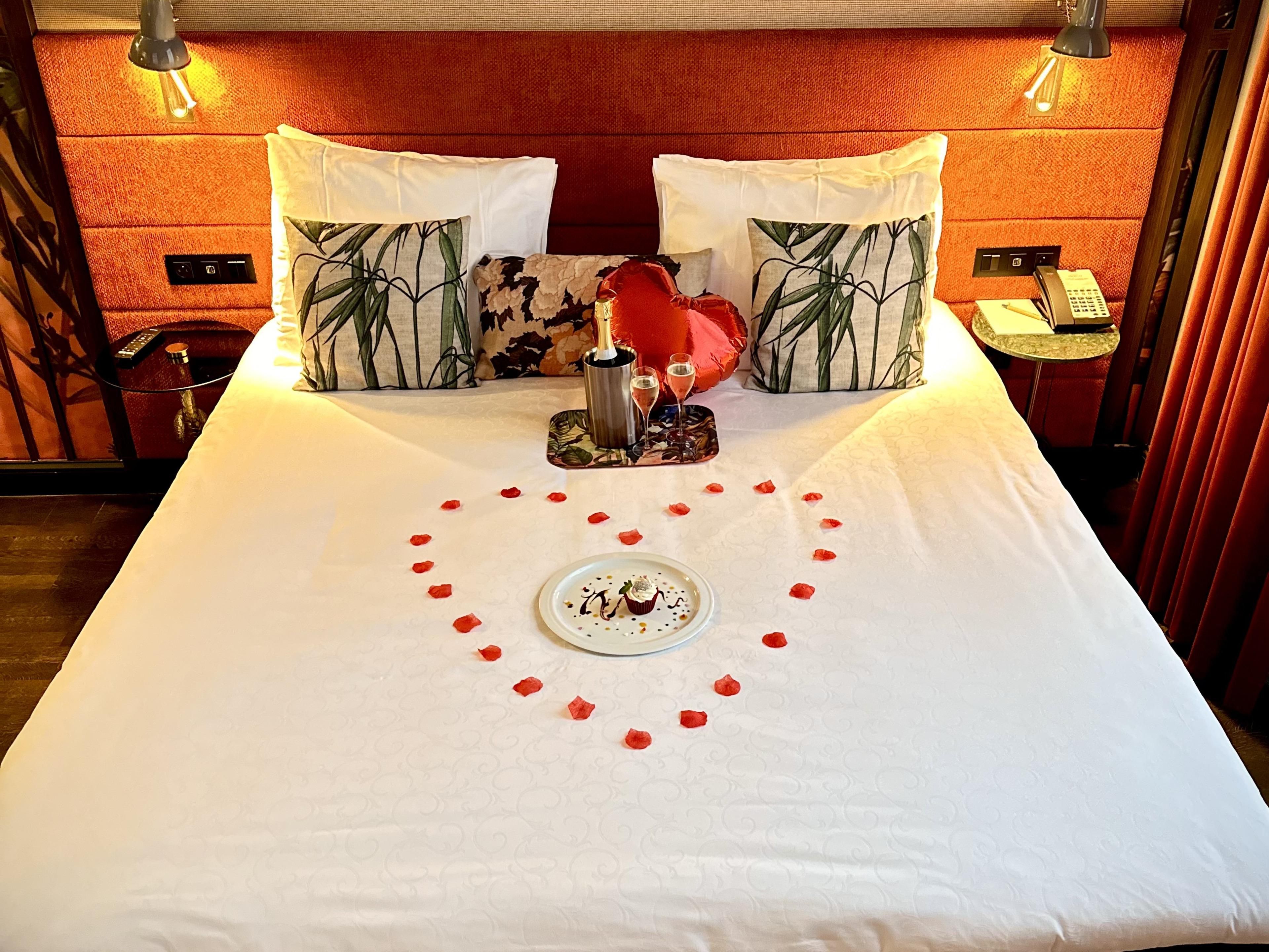 Get the “Love in Full Glow” package for an unforgettable Valentine’s Day weekend, including a night for 2 people, early check-in at 1:00 pm on Saturday, February 14, late check-out at 4:00 pm on Sunday, February 15, a bottle of Cava in the room, Valentine’s Day dinner on Saturday, February 14, and a brunch for two on Sunday, February 15.