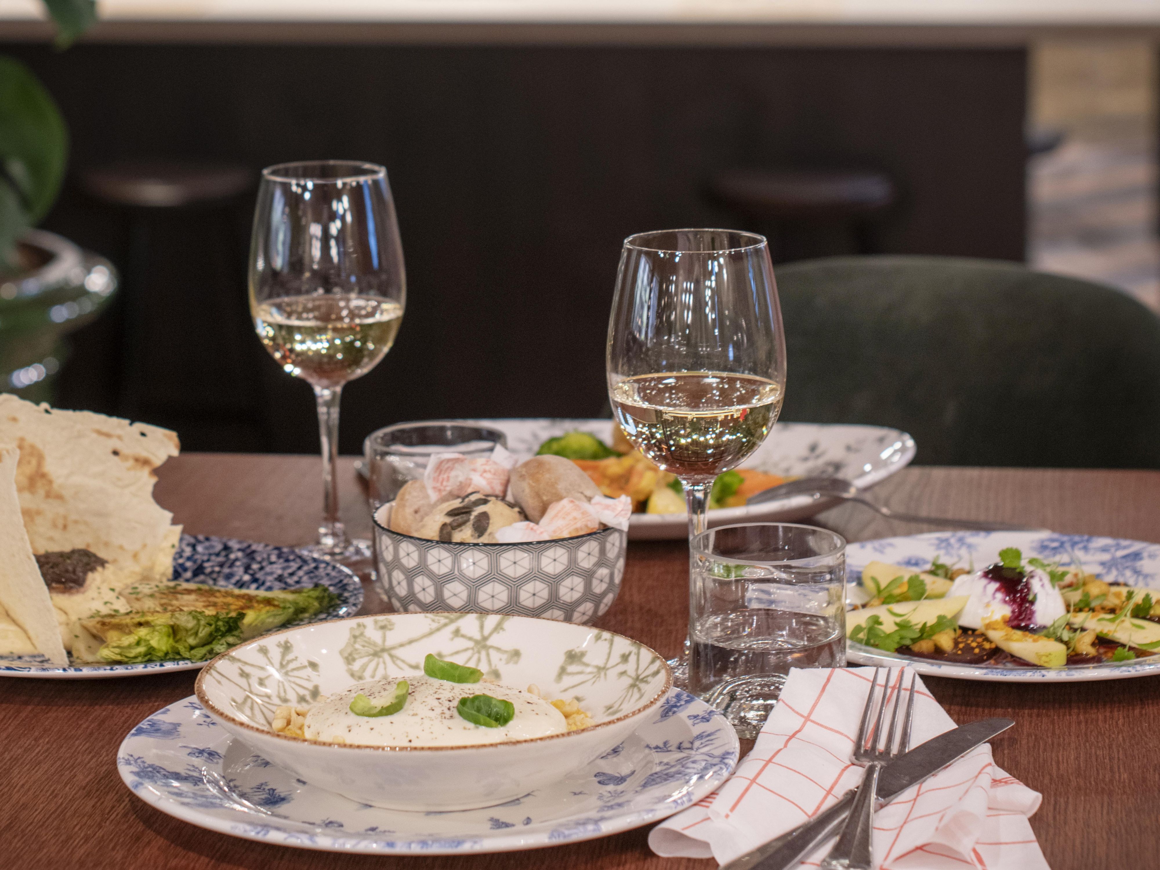 Notre philosophie de cuisine en trois mots. Pourquoi « Locavore » ? Parce que nous ne servons que des produits locaux et de saison. Pour un déjeuner sur le pouce à l’Urban Picnic, ou pour un dîner chaleureux à notre Garden Kitchen, profitez d’une cuisine savoureuse et respectueuse de la nature. C’est qui est bon pour la planète est bon pour nous !