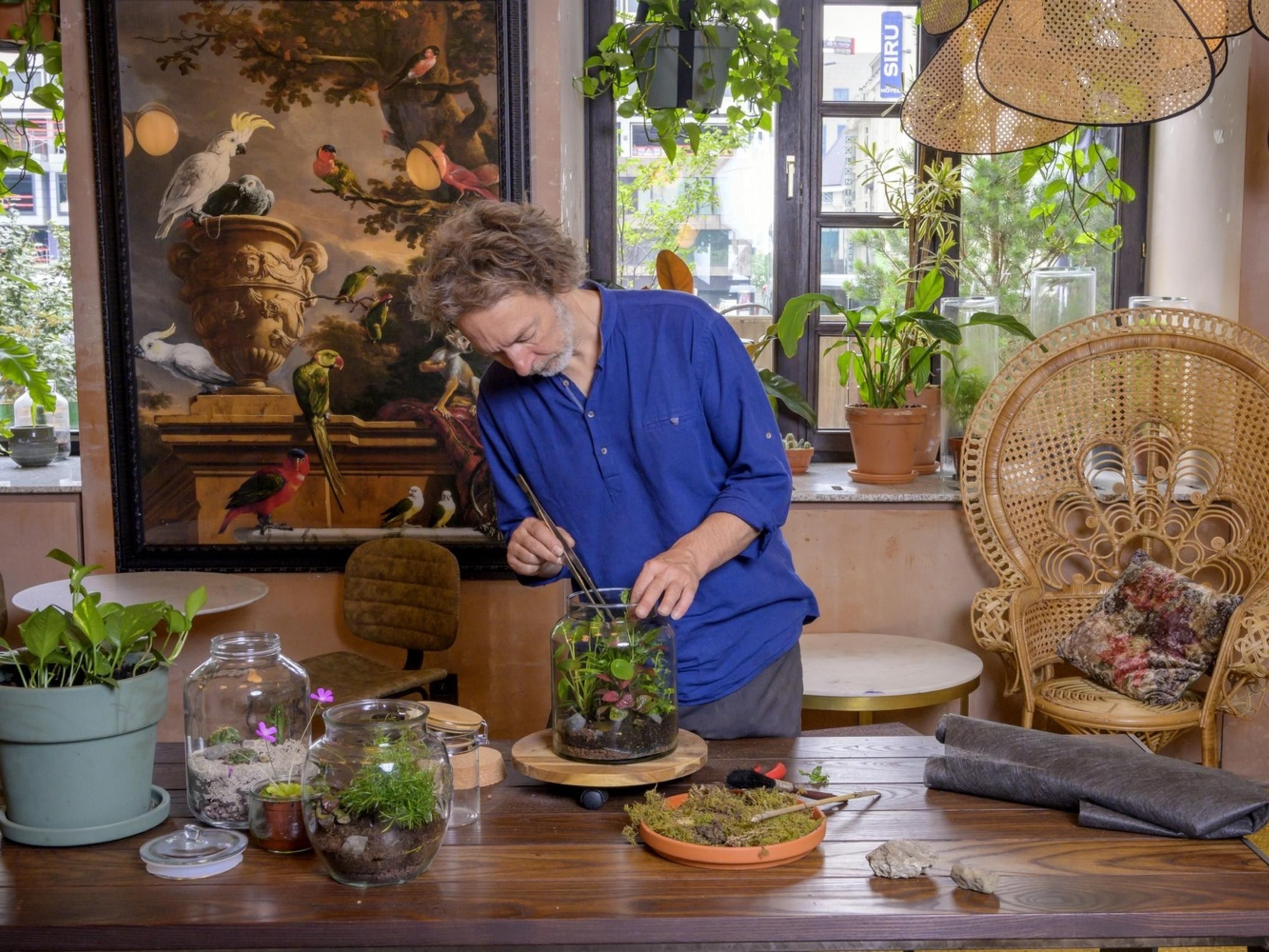 We want our guests to fully enjoy the coziness of our hotel, and that is why we organise a variety of events each week at SERRA, our beautiful indoor garden. Whether it is our live-music afterwork, terrarium workshop, African dance classes or monthly themed brunch, every guest will find an activity that suits them!