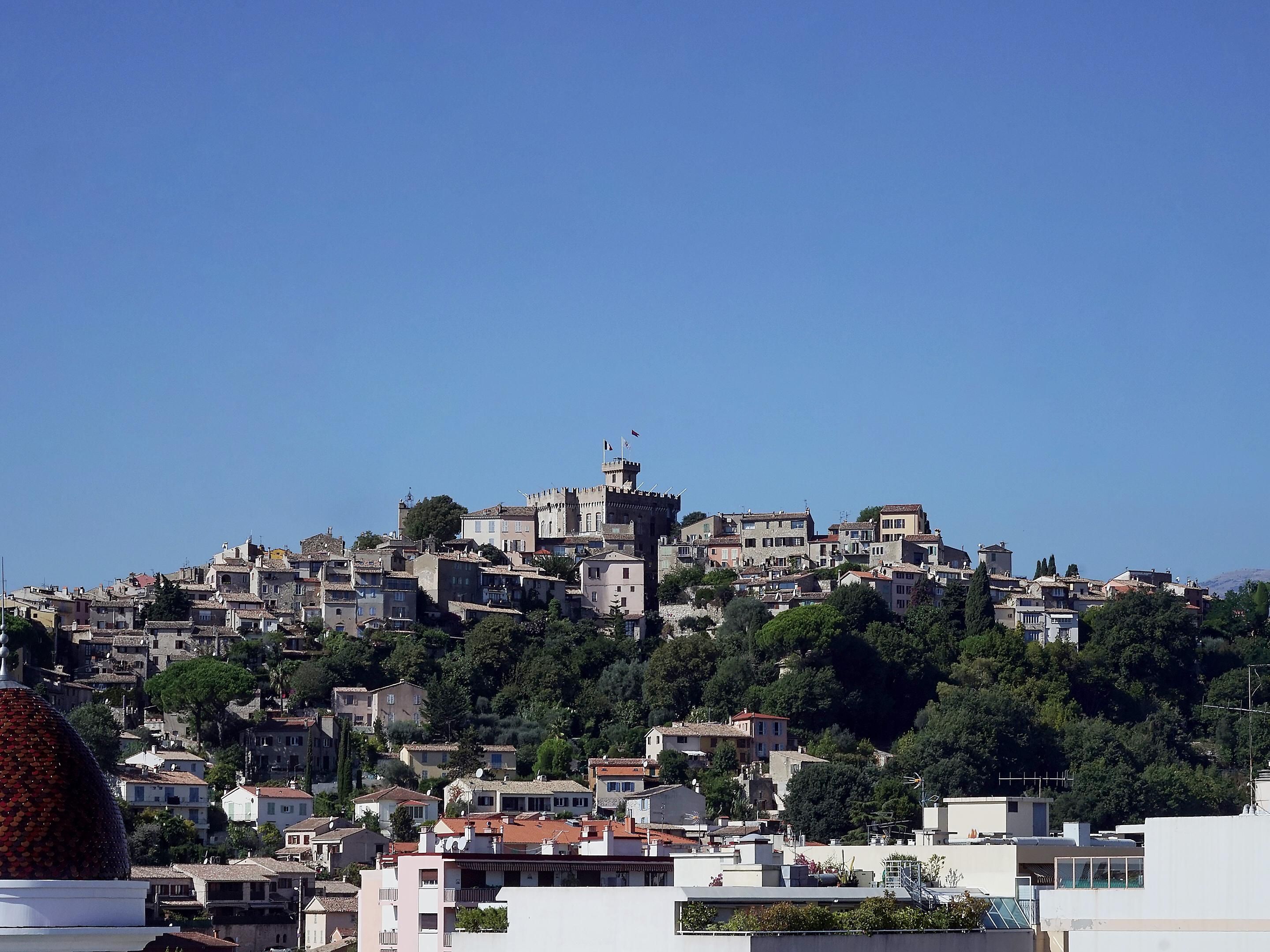 Watch the Grimaldi Castle from hotel Indigo Cagnes-sur-Mer.