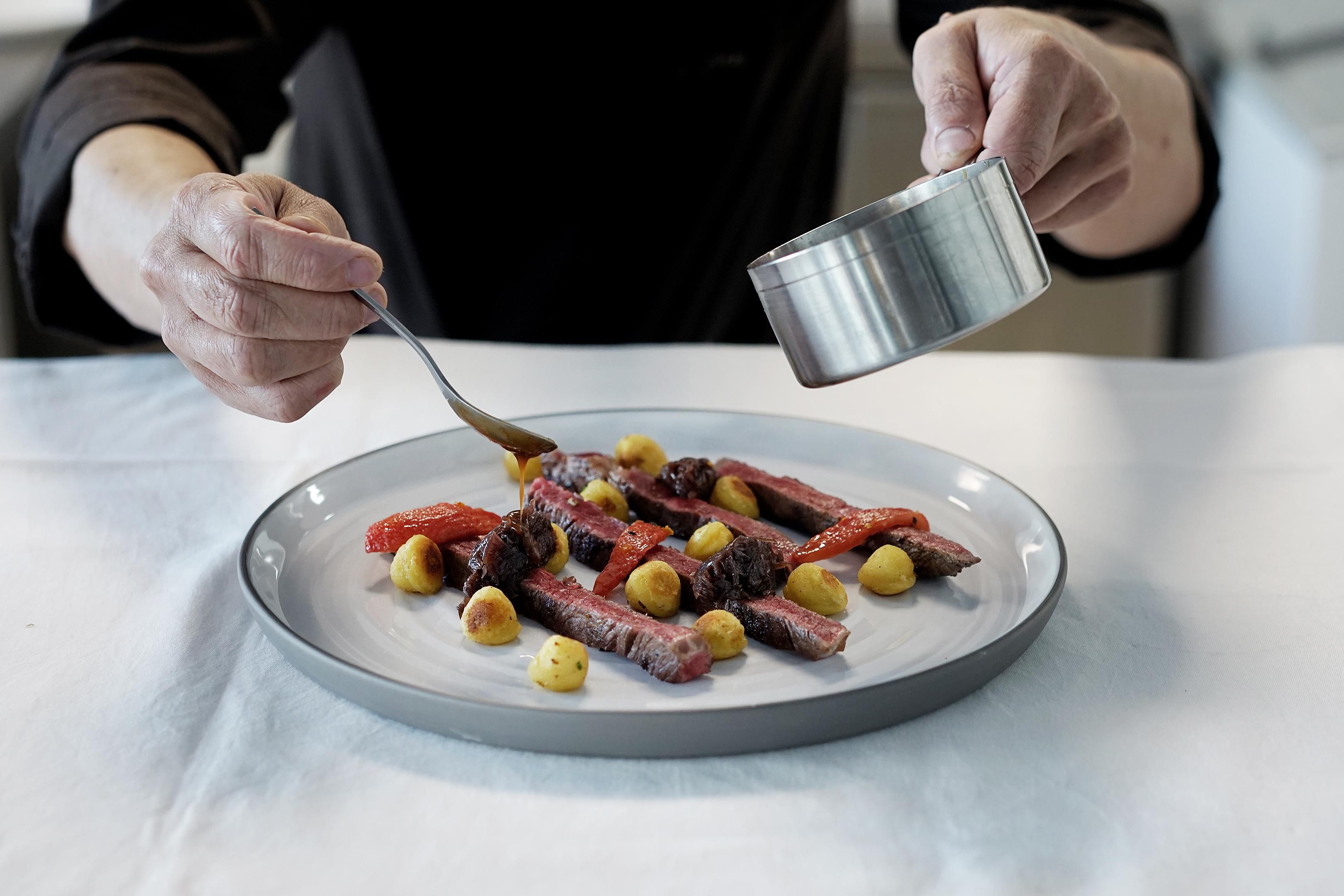 Our restaurant Cucina Victoria welcomes you at any time of the day in an atypical setting. 
Our cuisine echoes with Mediterranean notes, from nearby Italy, where we have suppliers of outstanding products. 
We promise to bring this joie de vivre to your plate.