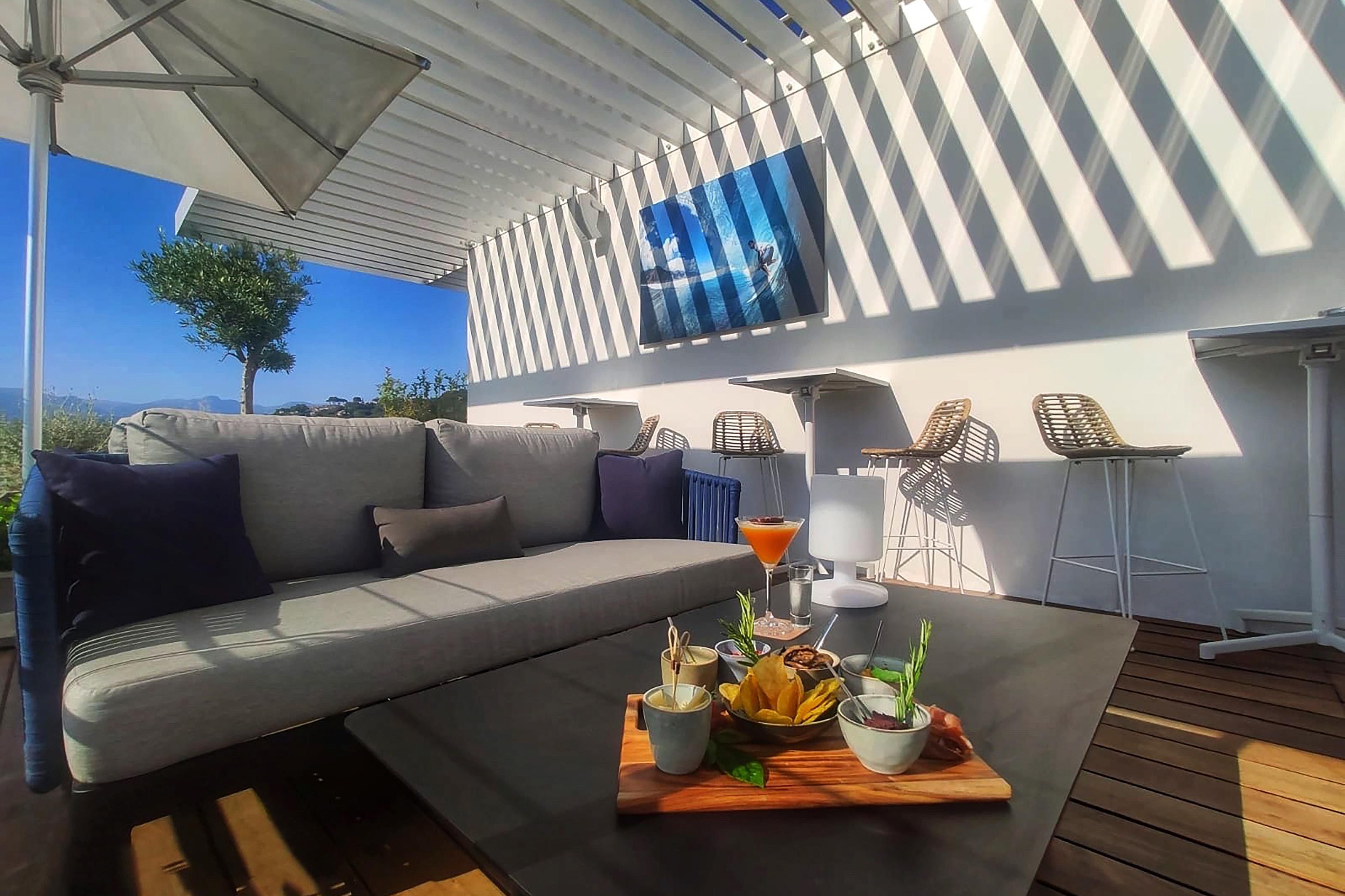 Looking for an intimate rooftop to enjoy a cozy lounge atmosphere?
Ary's Rooftop of Hotel Indigo is waiting for you from 12pm to 10pm.
Don't miss it!
Come and savour our cocktail and antipasti menu to share while enjoying a panoramic view of the medieval castle and hills.

Places are limited so we advise you to make a reservation.