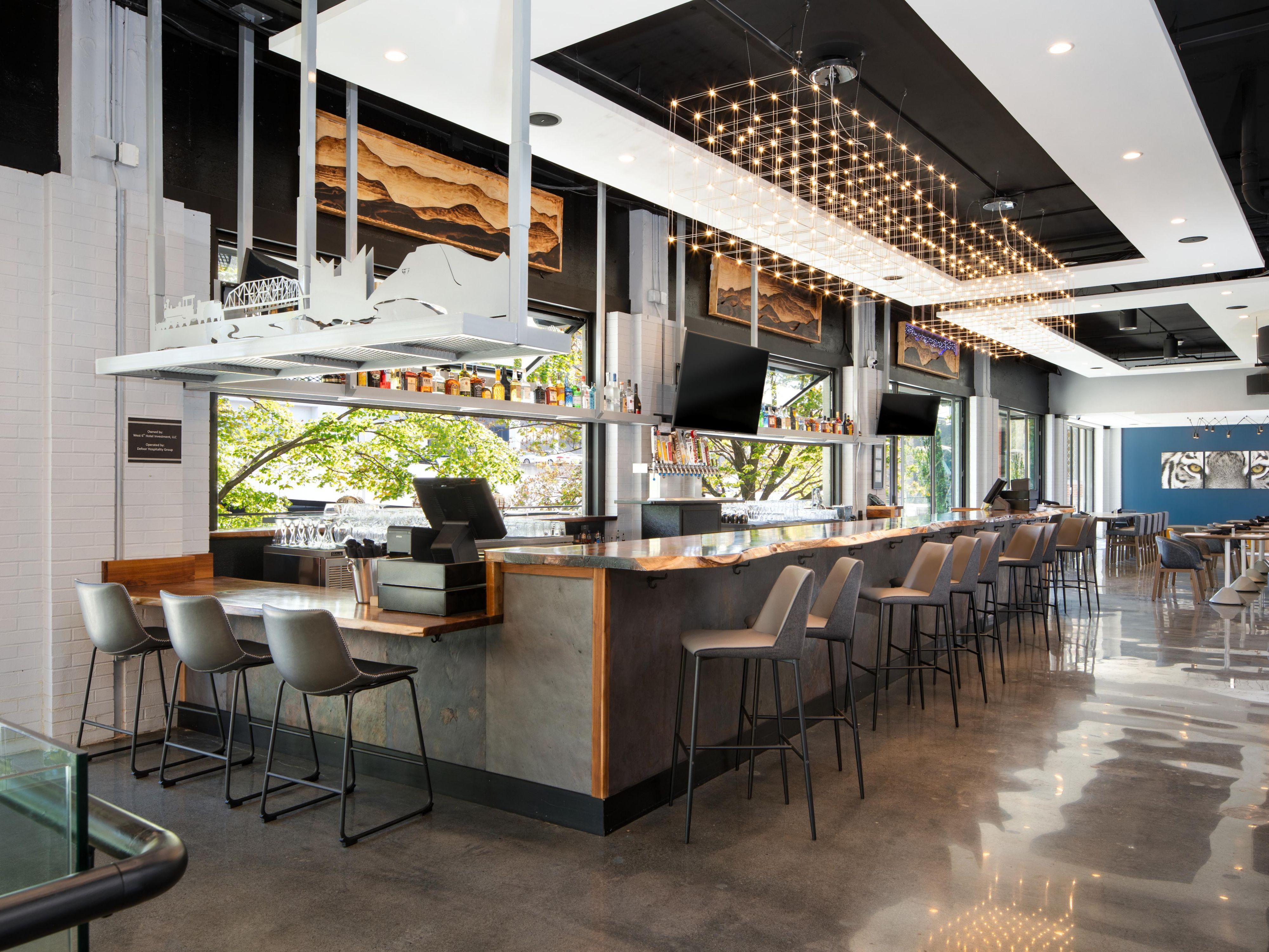 Wanderer indoor and outdoor bar