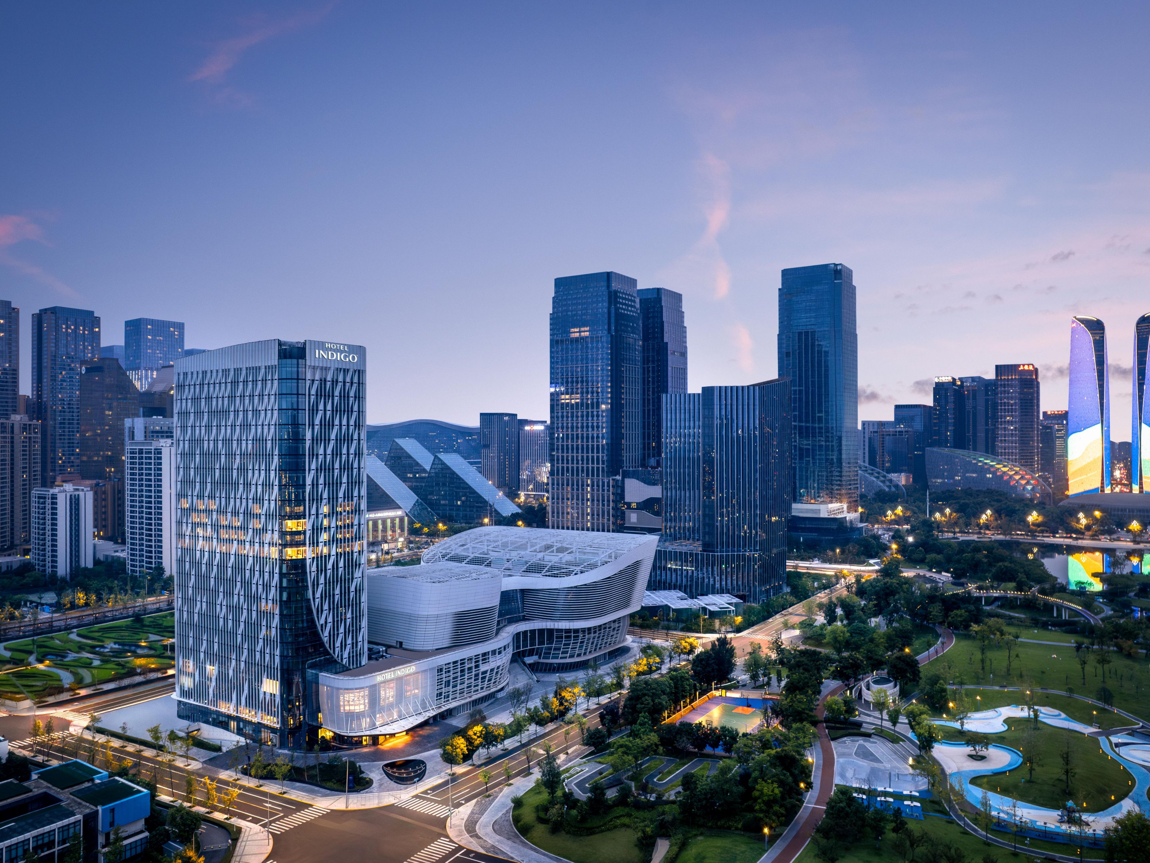 Nestled in Chengdu's Jiaozi Financial District, Hotel Indigo neighbors the iconic Twin Towers, with the Financial Museum and Jiaozi Park nearby. Its design draws from Yizhou's financial history, featuring gilded engraved walls, an ingot-shaped lobby, paper mulberry fruit pendant lights nodding to Jiaozi currency.