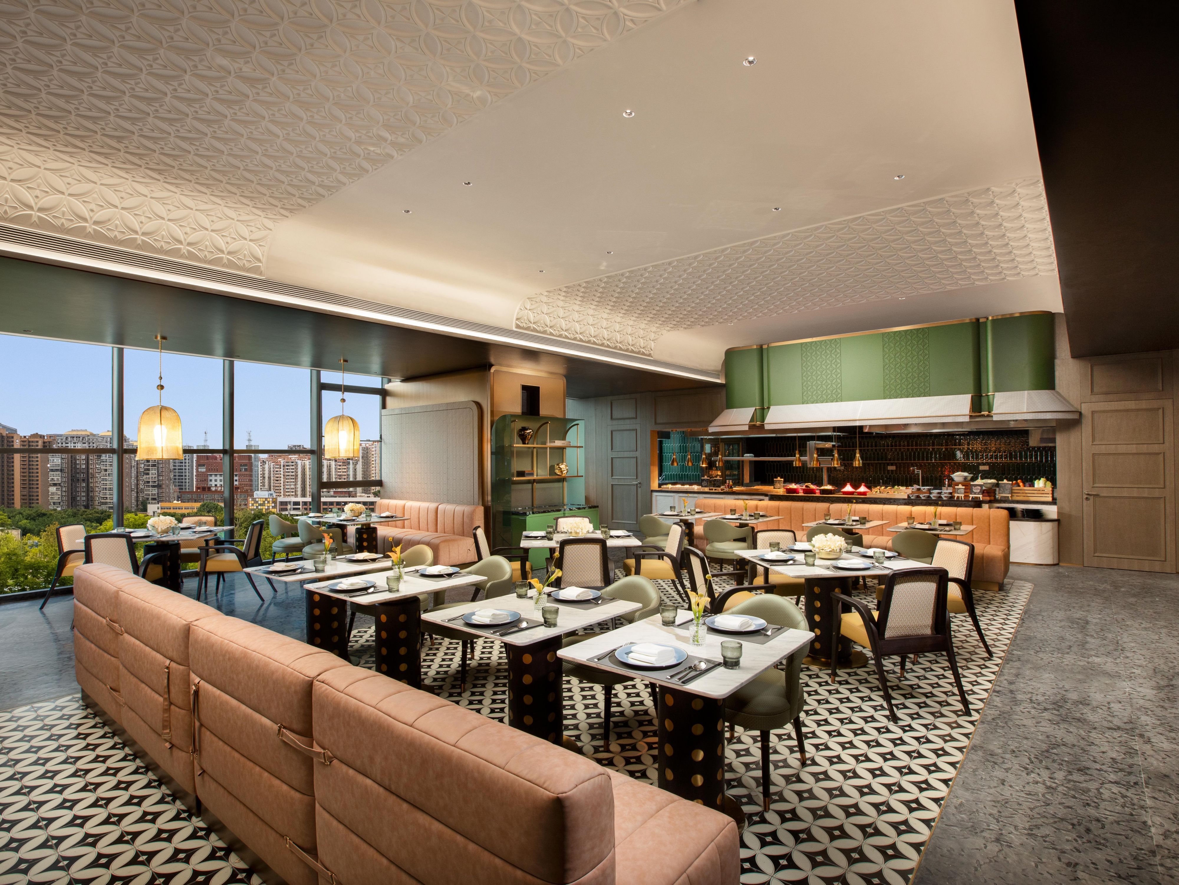 Our hotel can provide intangible cultural heritage Dadao golden silk noodles and creative fusion dishes of Sichuan and Western cuisine for guests to taste