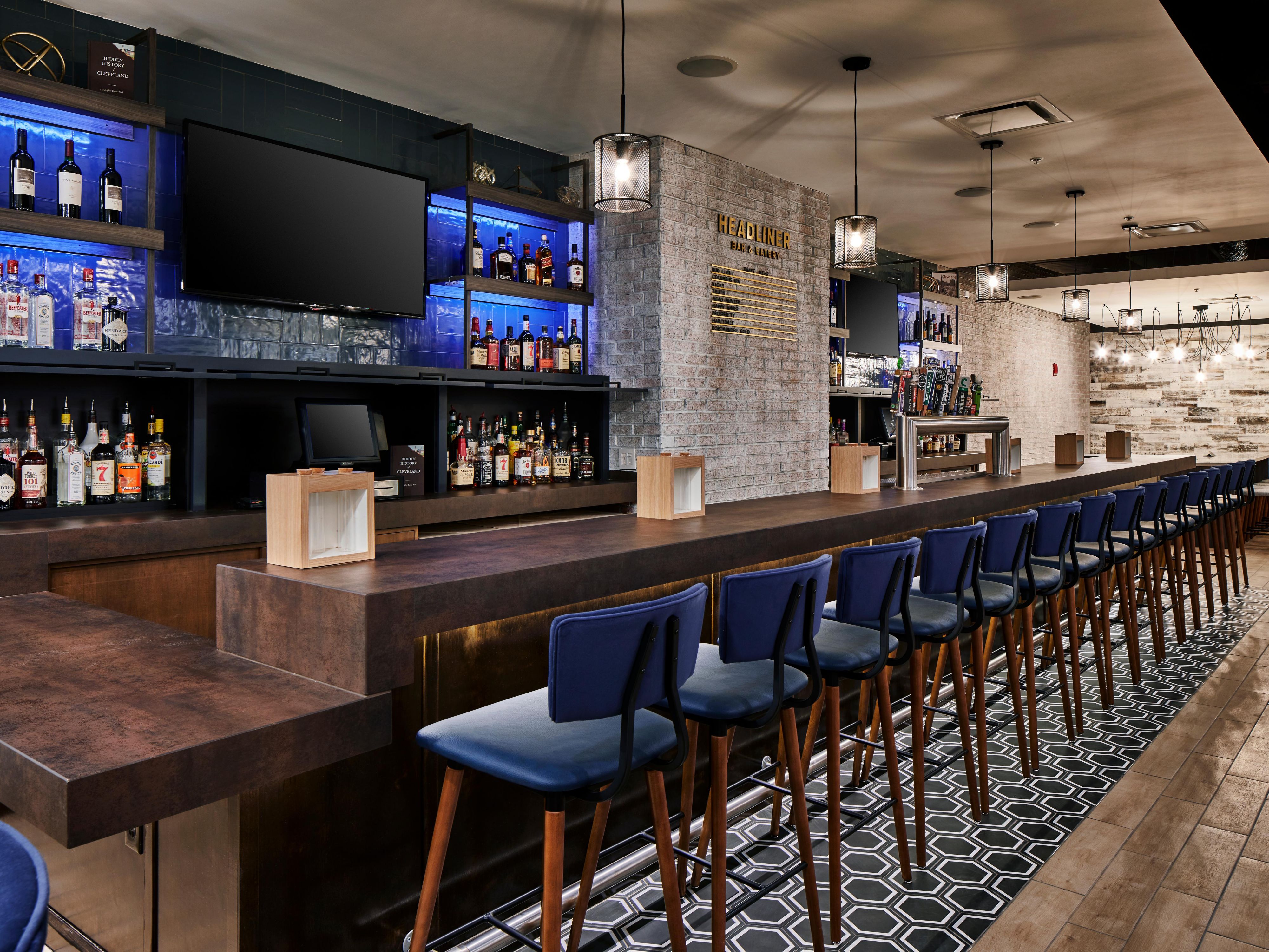 Enjoy a memorable meal or local craft brew at the Headliner Bar + Eatery, featuring an eclectic menu, craft cocktails and local craft beers. 
Serving breakfast and dinner as well as light fare. 