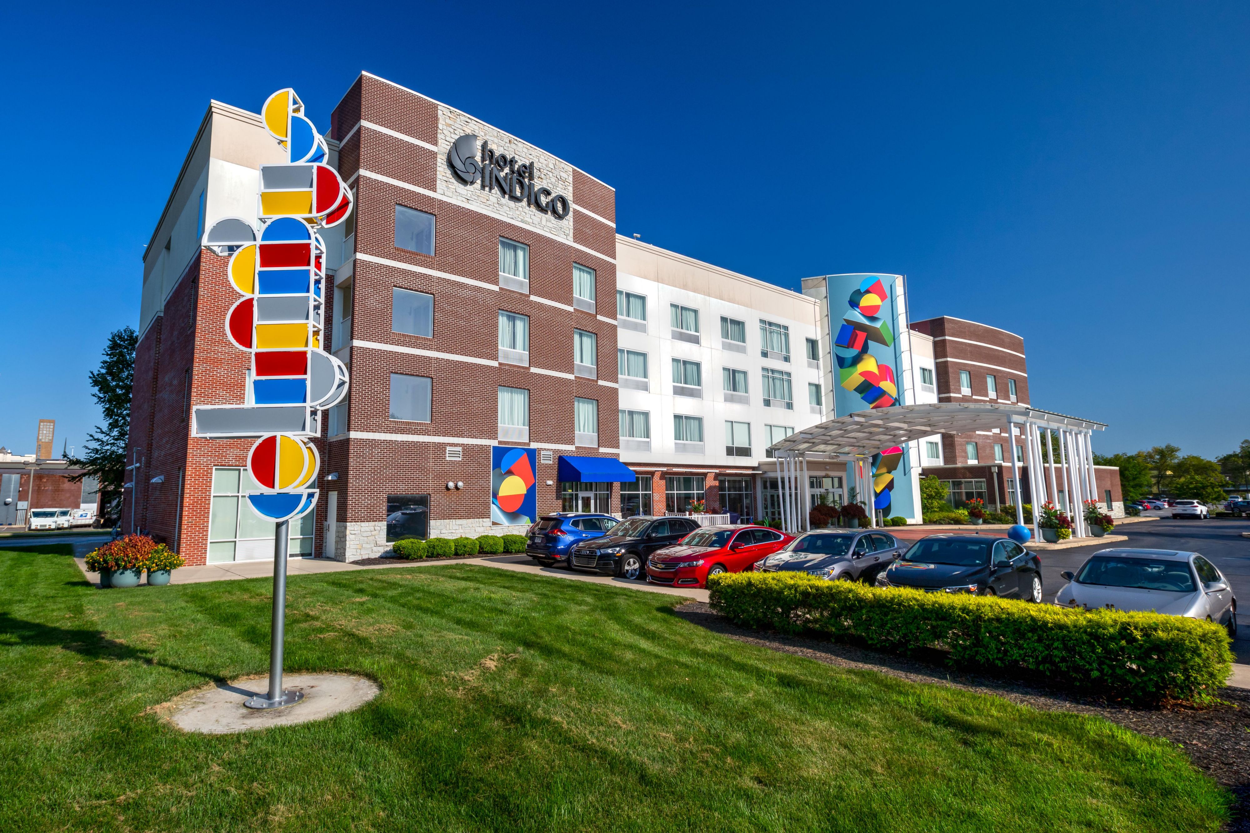 Great downtown location 3 miles from the Lincoln Fields and Hamilton Ice Arena. As well as walking distance to entertainment, family friendly dining, and city parks. Our outdoor green space is perfect for pitching canopies, quick pool access, and for relaxing after the game! 