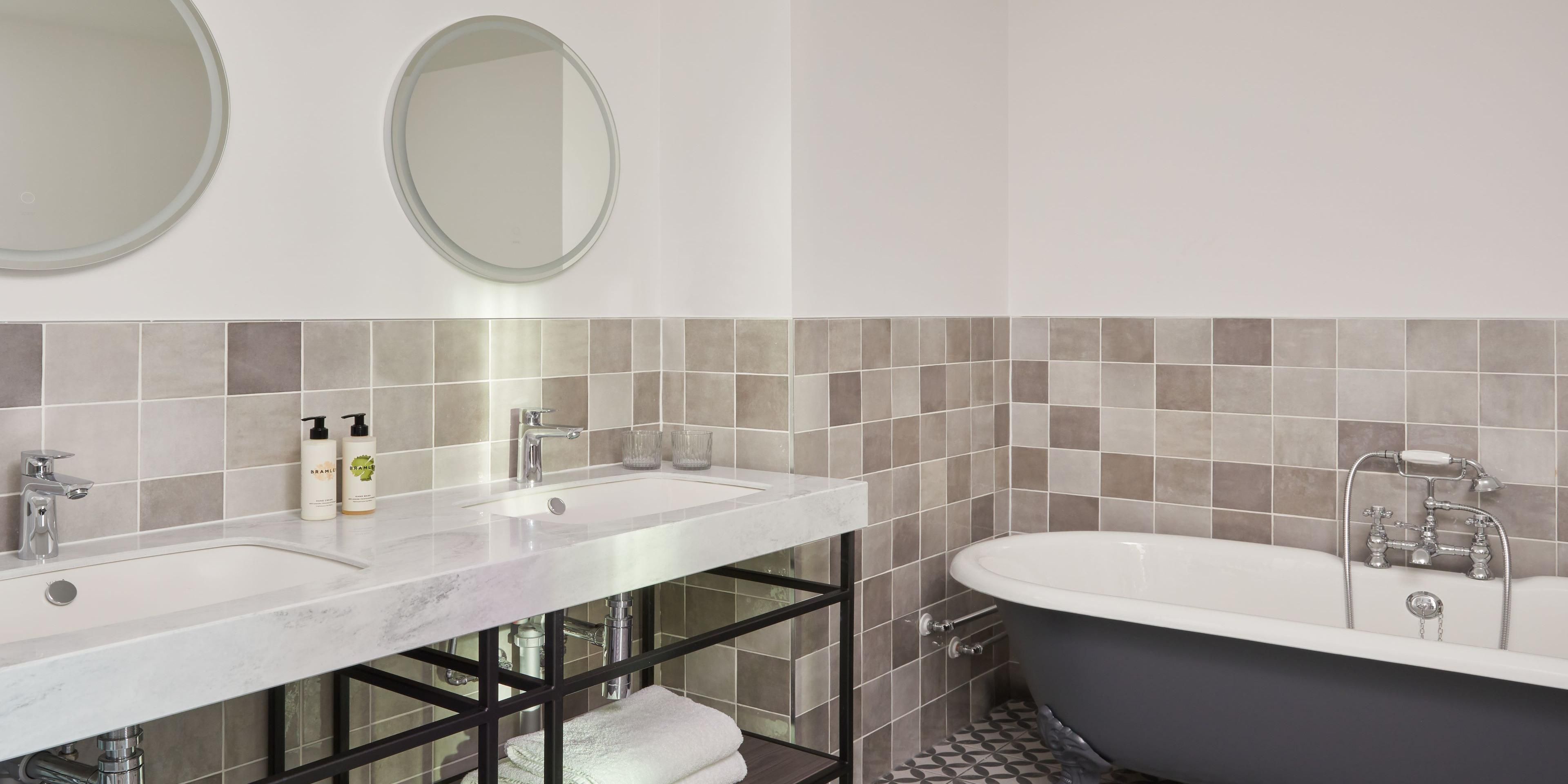 Super King Suite Double Sink Area