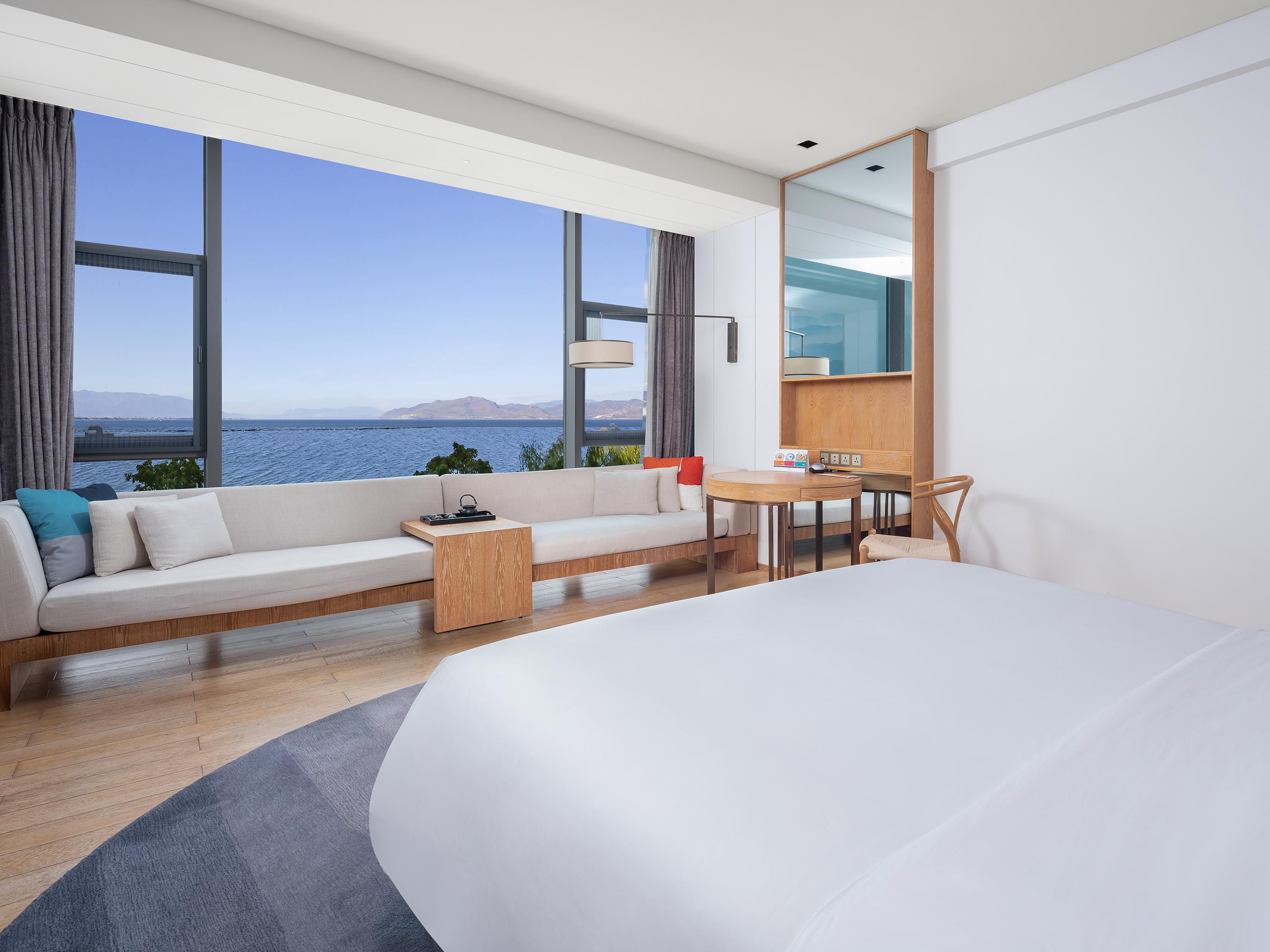1 King Premium 180 Degree Erhai View
