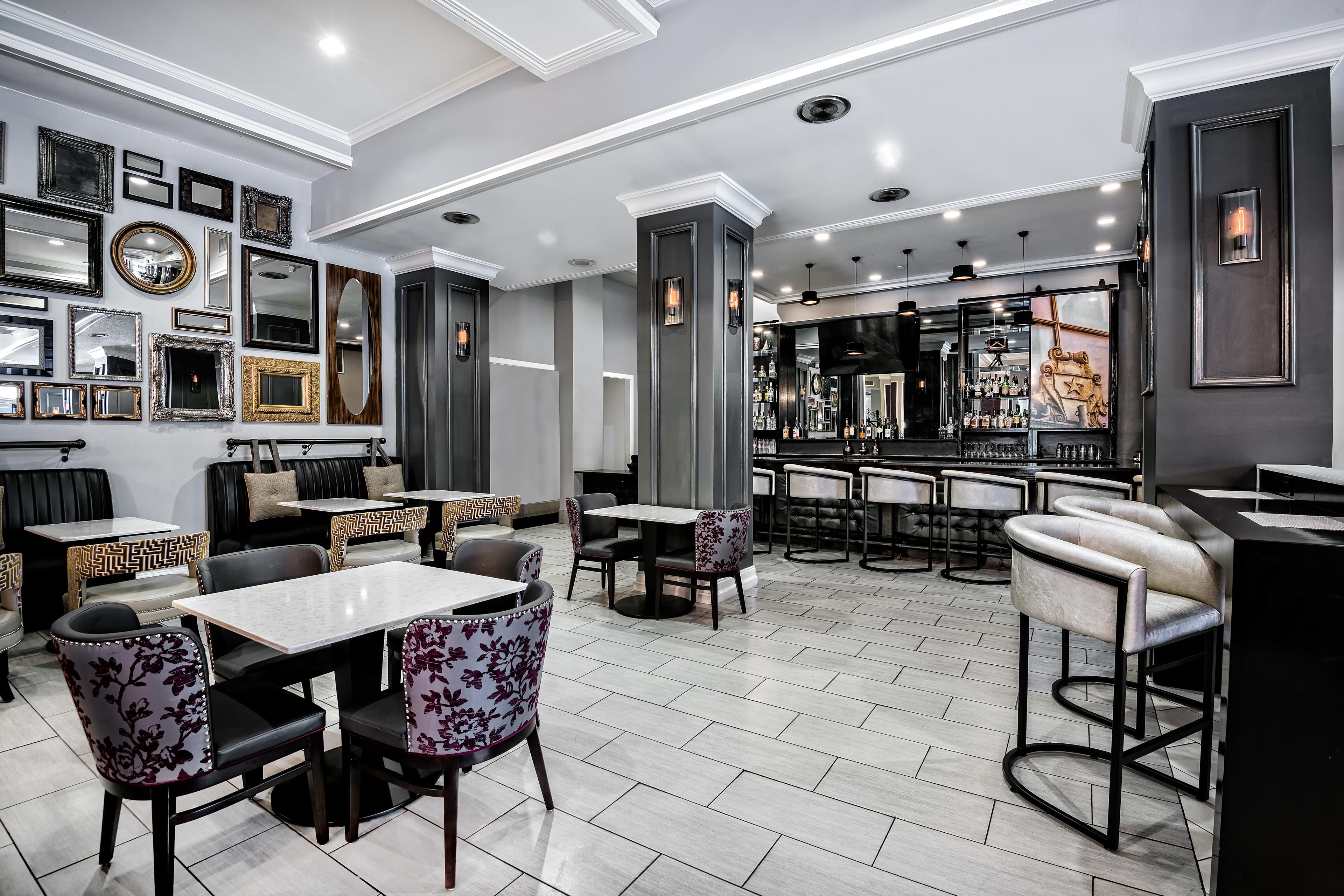 Set in our hotel lobby, Titches Bar & Bistro offers a casual dining experience that reflects our vibrant downtown Dallas neighborhood. Enjoy modern American cuisine made with locally sourced ingredients for breakfast, brunch, and dinner. Try a classic burger, a craft cocktail, and our Texas-sized cheesecake! 