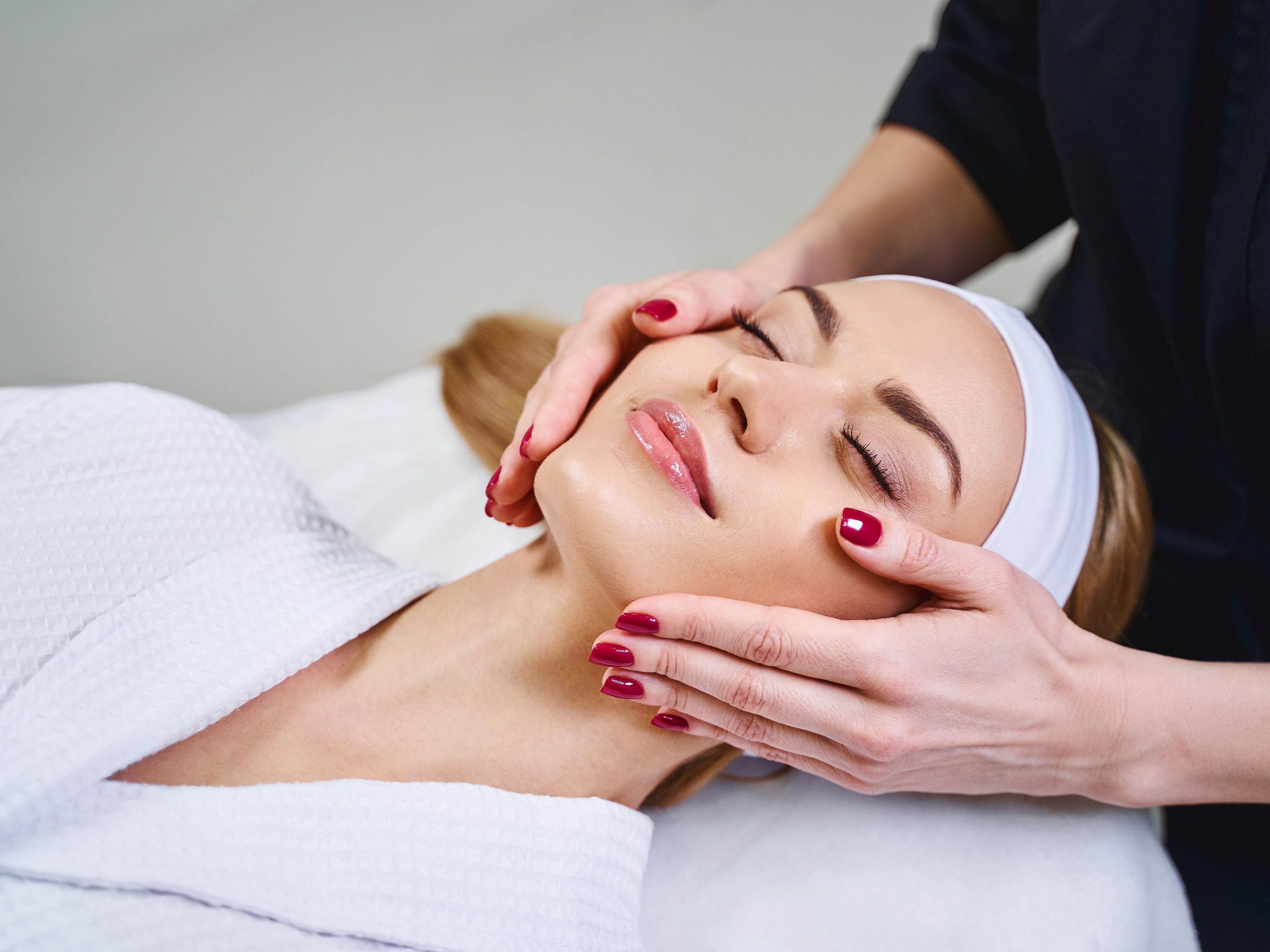 Indulge in customized treatments at Spa Na’Mara, from golden radiance facials and seasonal body wraps to soothing full-body massages. Each service is designed to relax, restore, and rejuvenate in a serene Del Mar setting, giving guests the perfect balance of wellness and tranquility.