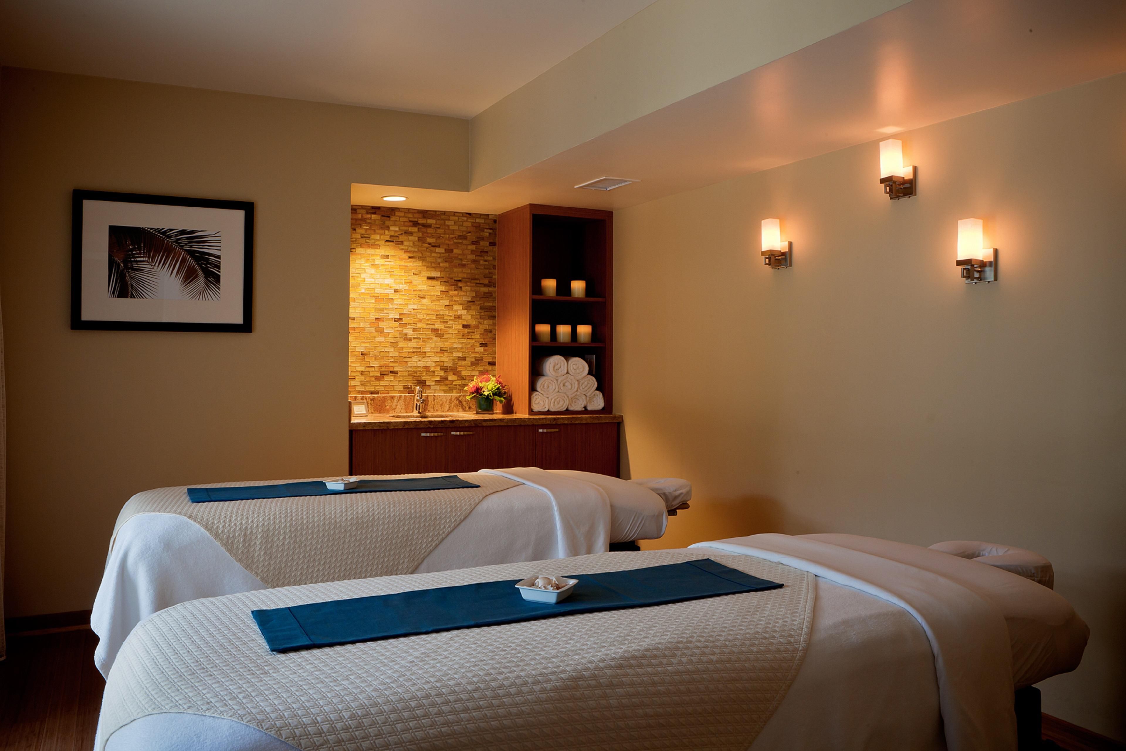 Begin your next stay at Hotel Indigo with a day of relaxation. Spa Na'Mara is a boutique European-style day spa featuring an array of pampering services including massage, wraps, manicures, pedicures and body treatments. Complete your day of bliss sunbathing poolside, drink in hand, or dine at Ocean View Bar & Grill while overlooking the Pacific. 