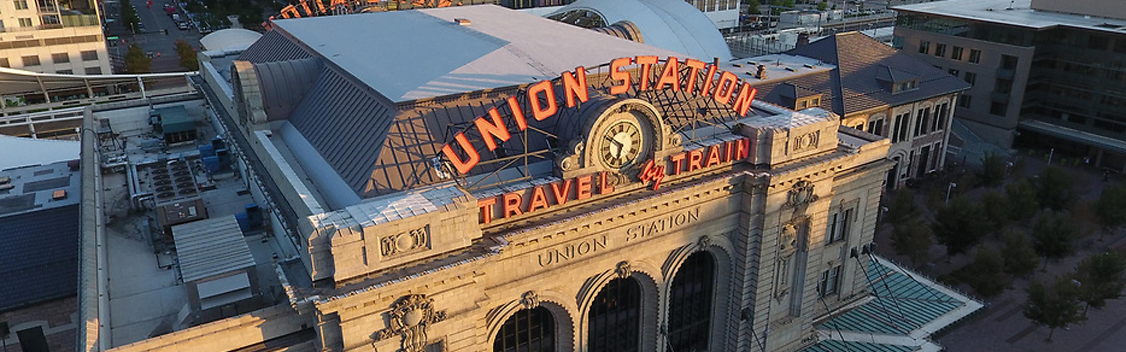 La estación Denver Union está a pocos pasos del hotel.