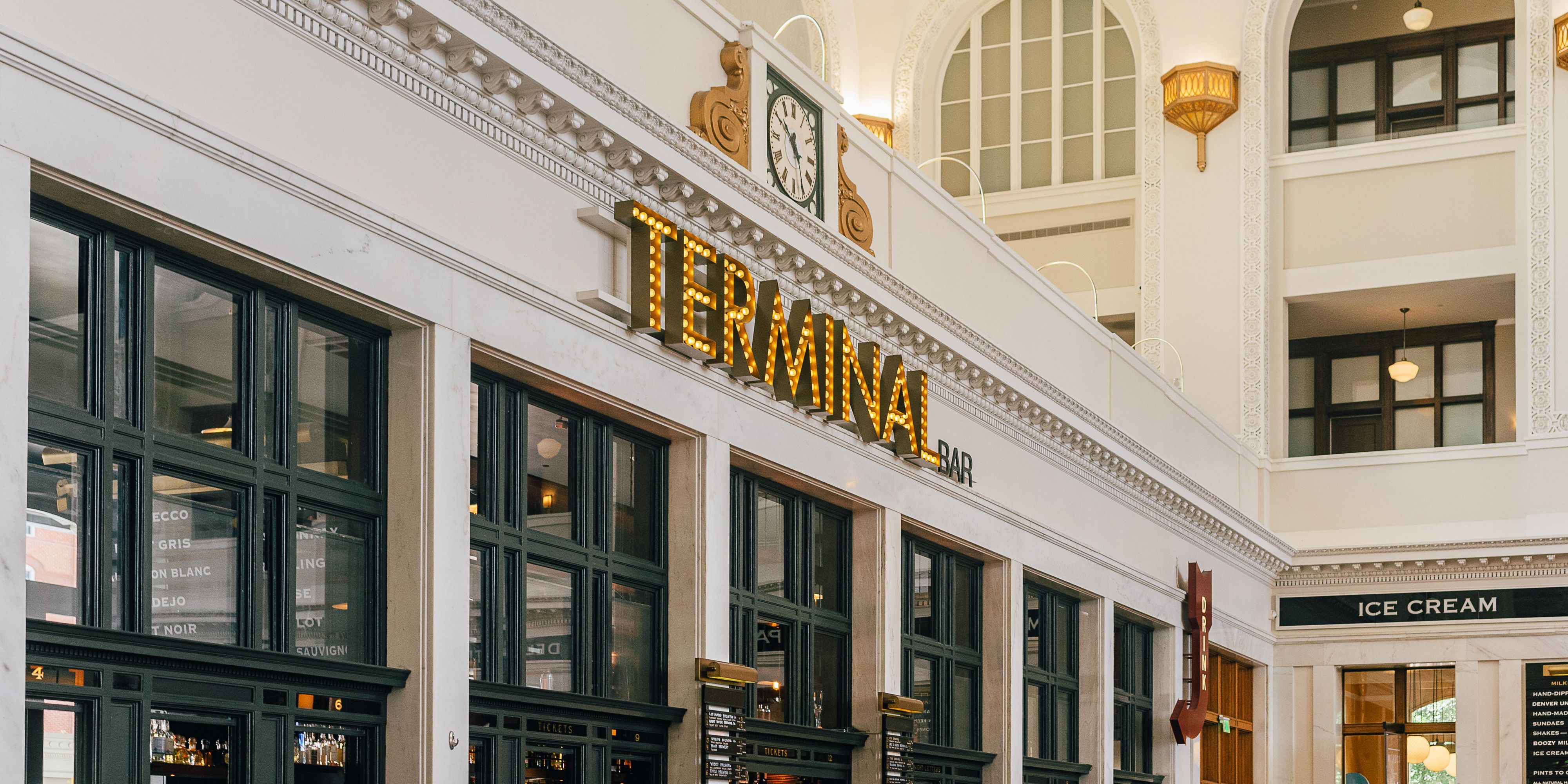 Terminal Bar terletak di Stasiun Denver Union